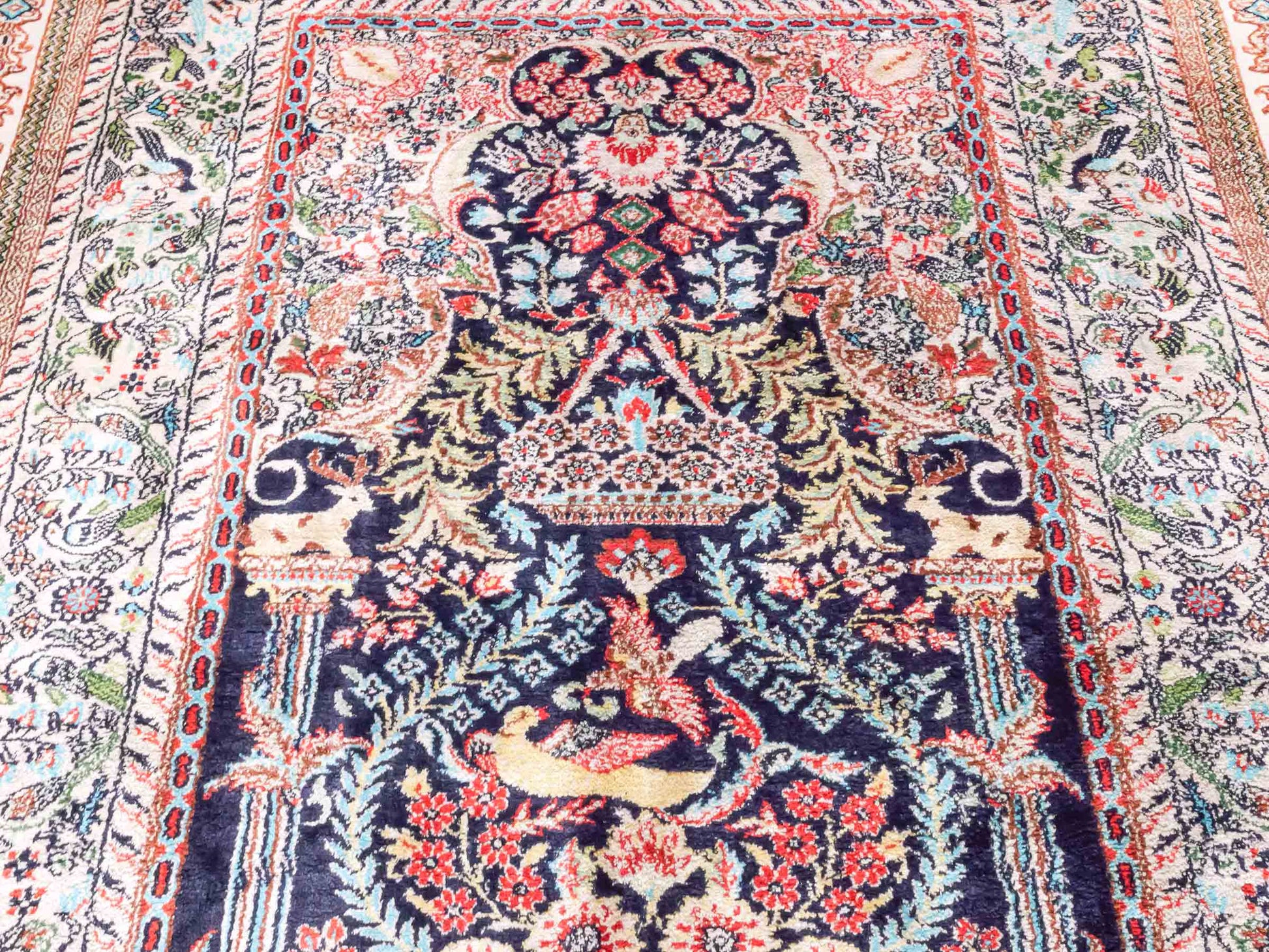 Handgeknüpfter Sino Hereke Seidenteppich von Khademi aus Seide, mehrfarbig. Chinesischer Teppich mit floralem Bildmotiv. Orientteppich, von Hand geknüpft in China. Größe: 154 cm x 91 cm. Teppichnummer: SB3-1109. Verkauf durch Jupiter Intl.