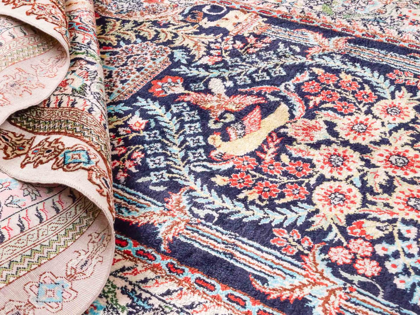 Handgeknüpfter Sino Hereke Seidenteppich von Khademi aus Seide, mehrfarbig. Chinesischer Teppich mit floralem Bildmotiv. Orientteppich, von Hand geknüpft in China. Größe: 154 cm x 91 cm. Teppichnummer: SB3-1109. Verkauf durch Jupiter Intl.