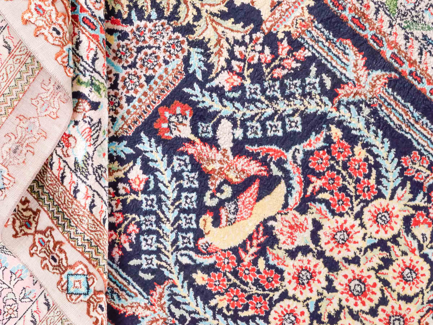 Handgeknüpfter Sino Hereke Seidenteppich von Khademi aus Seide, mehrfarbig. Chinesischer Teppich mit floralem Bildmotiv. Orientteppich, von Hand geknüpft in China. Größe: 154 cm x 91 cm. Teppichnummer: SB3-1109. Verkauf durch Jupiter Intl.