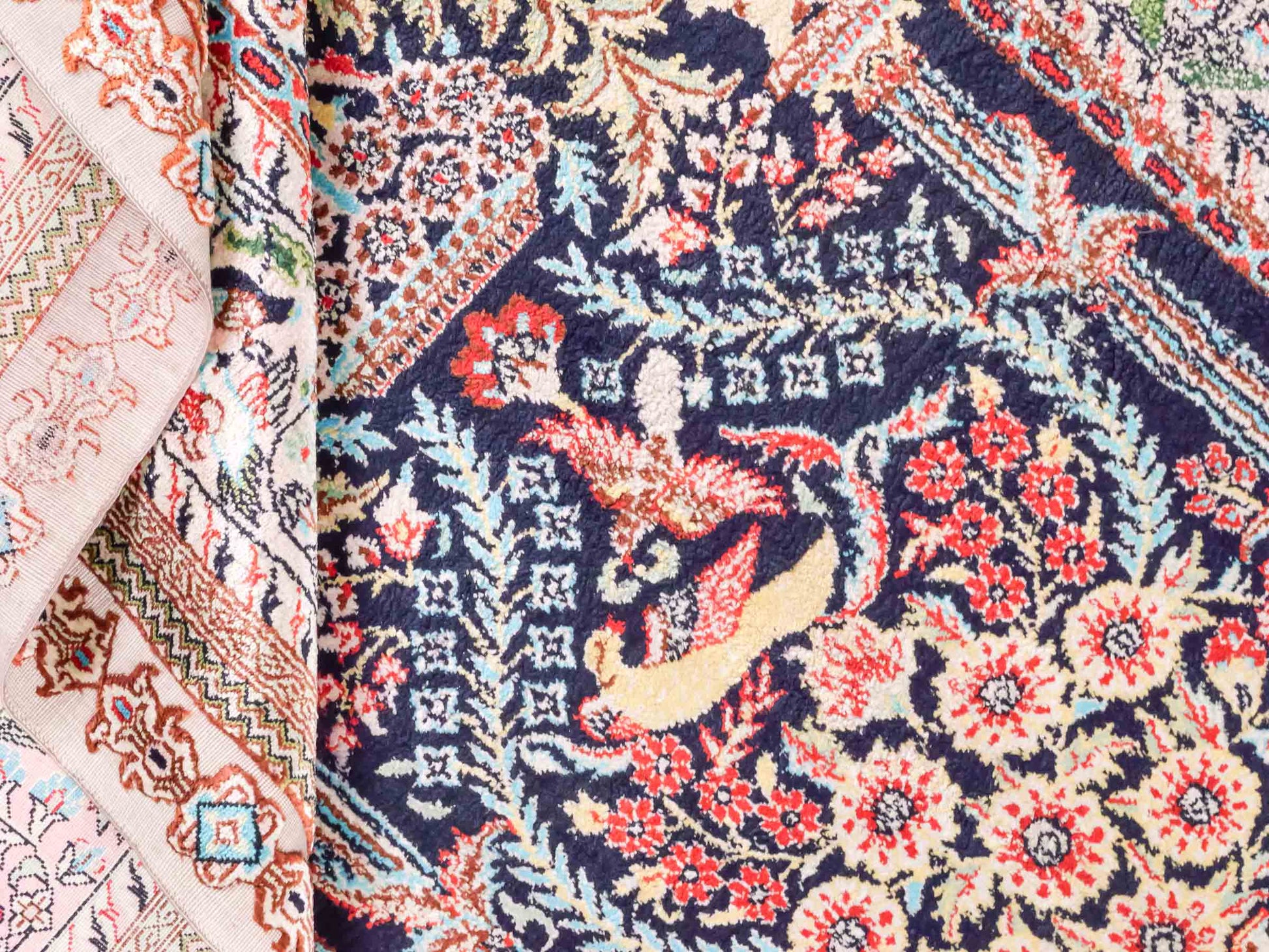 Handgeknüpfter Sino Hereke Seidenteppich von Khademi aus Seide, mehrfarbig. Chinesischer Teppich mit floralem Bildmotiv. Orientteppich, von Hand geknüpft in China. Größe: 154 cm x 91 cm. Teppichnummer: SB3-1109. Verkauf durch Jupiter Intl.