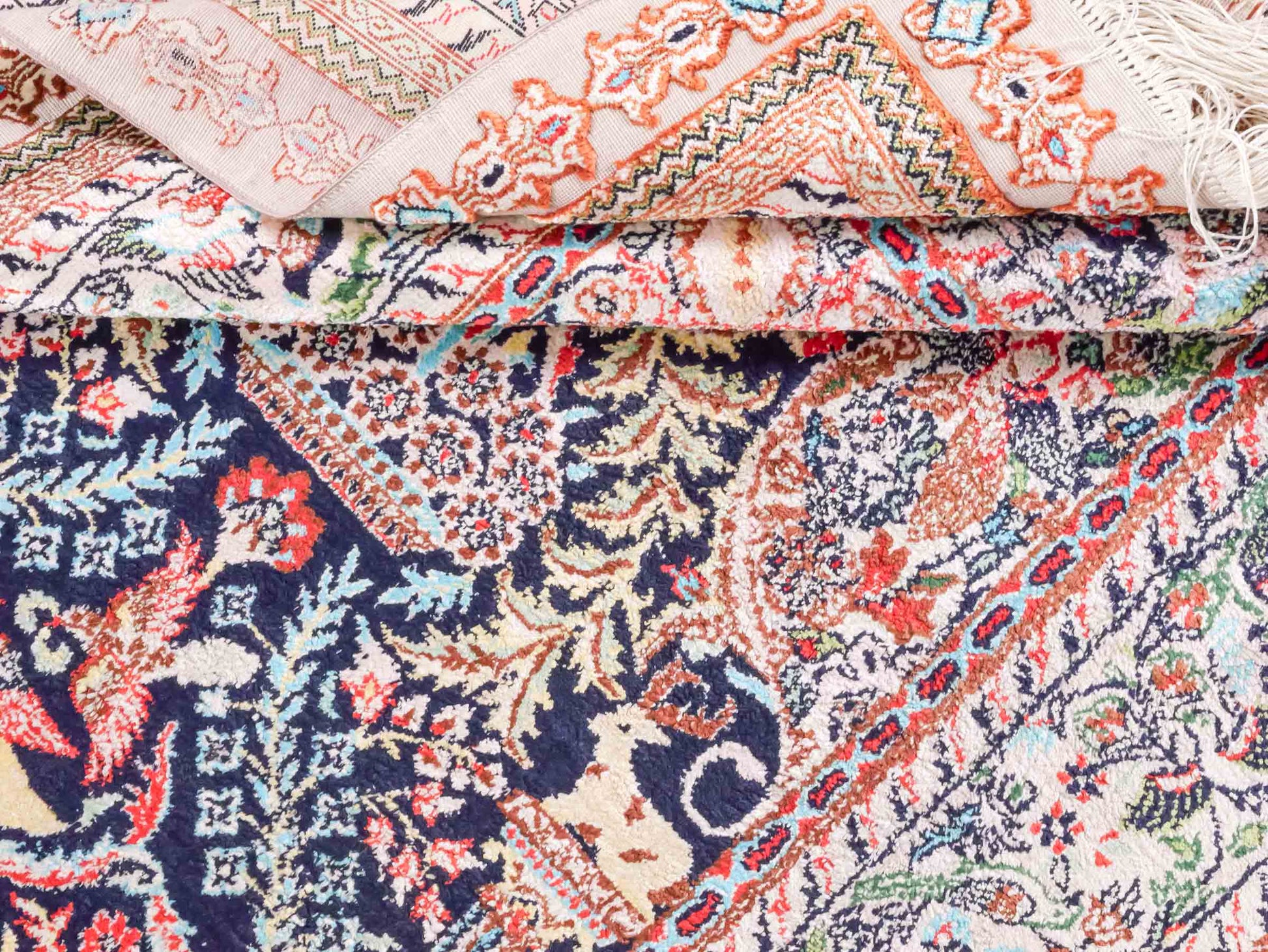 Handgeknüpfter Sino Hereke Seidenteppich von Khademi aus Seide, mehrfarbig. Chinesischer Teppich mit floralem Bildmotiv. Orientteppich, von Hand geknüpft in China. Größe: 154 cm x 91 cm. Teppichnummer: SB3-1109. Verkauf durch Jupiter Intl.