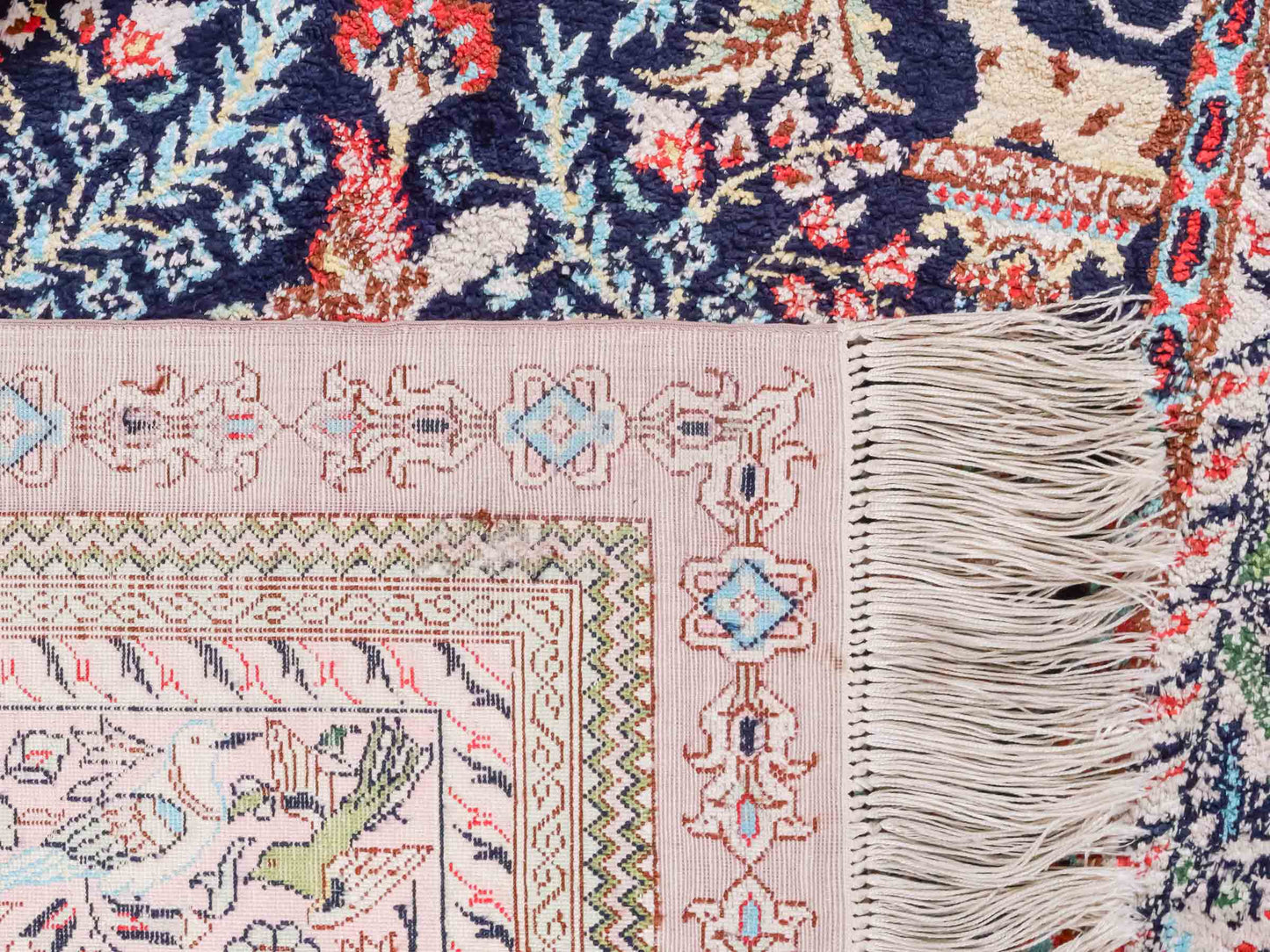 Handgeknüpfter Sino Hereke Seidenteppich von Khademi aus Seide, mehrfarbig. Chinesischer Teppich mit floralem Bildmotiv. Orientteppich, von Hand geknüpft in China. Größe: 154 cm x 91 cm. Teppichnummer: SB3-1109. Verkauf durch Jupiter Intl.