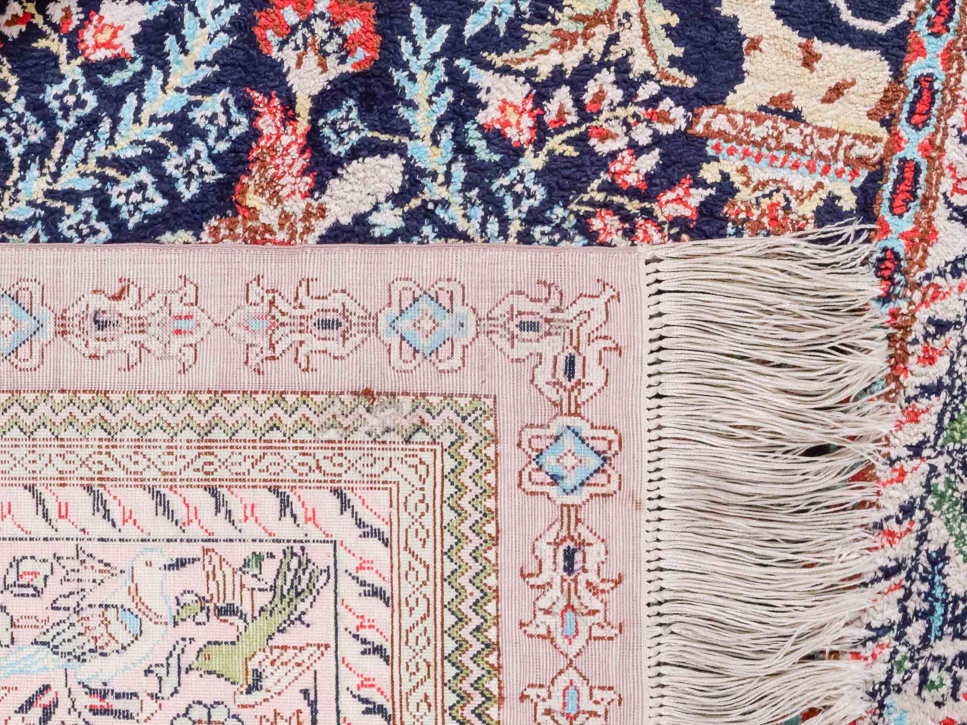 Handgeknüpfter Sino Hereke Seidenteppich von Khademi aus Seide, mehrfarbig. Chinesischer Teppich mit floralem Bildmotiv. Orientteppich, von Hand geknüpft in China. Größe: 154 cm x 91 cm. Teppichnummer: SB3-1109. Verkauf durch Jupiter Intl.