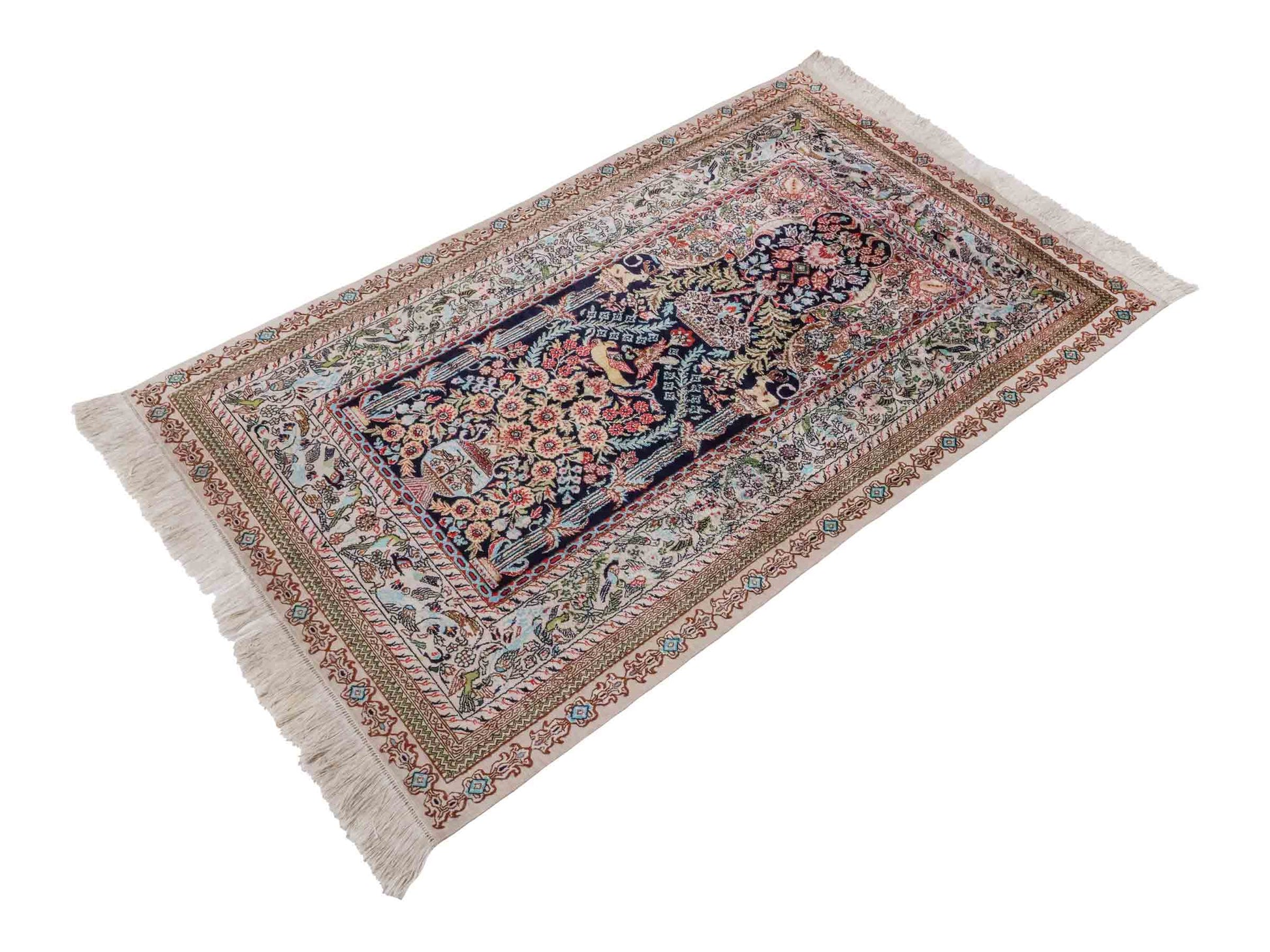Handgeknüpfter Sino Hereke Seidenteppich von Khademi aus Seide, mehrfarbig. Chinesischer Teppich mit floralem Bildmotiv. Orientteppich, von Hand geknüpft in China. Größe: 154 cm x 91 cm. Teppichnummer: SB3-1109. Verkauf durch Jupiter Intl.