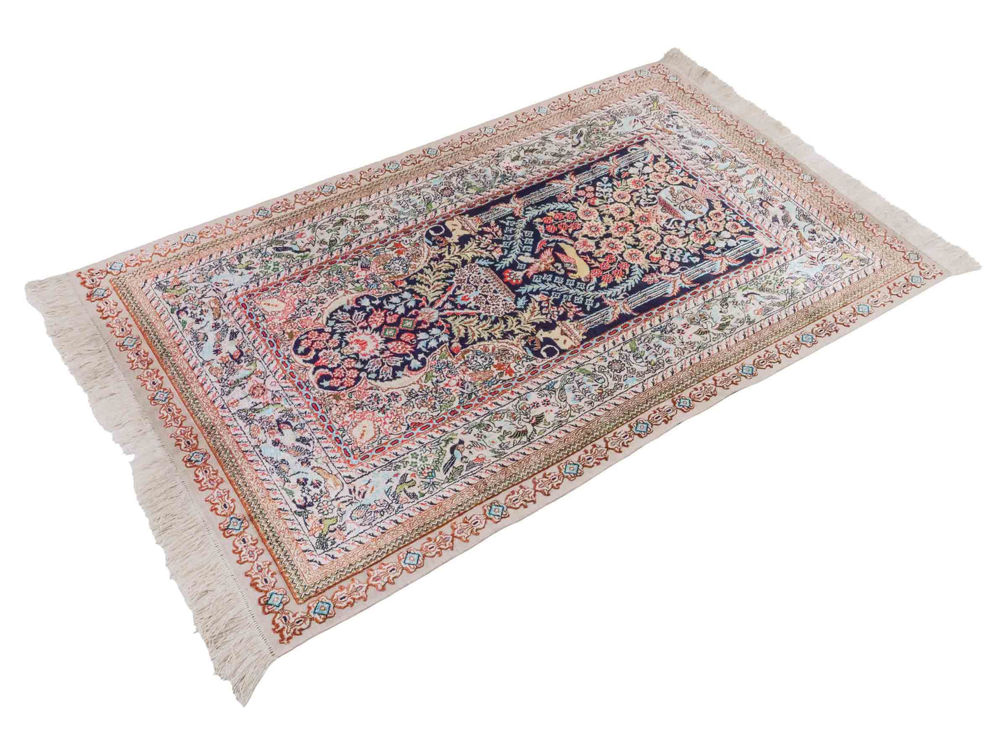 Handgeknüpfter Sino Hereke Seidenteppich von Khademi aus Seide, mehrfarbig. Chinesischer Teppich mit floralem Bildmotiv. Orientteppich, von Hand geknüpft in China. Größe: 154 cm x 91 cm. Teppichnummer: SB3-1109. Verkauf durch Jupiter Intl.