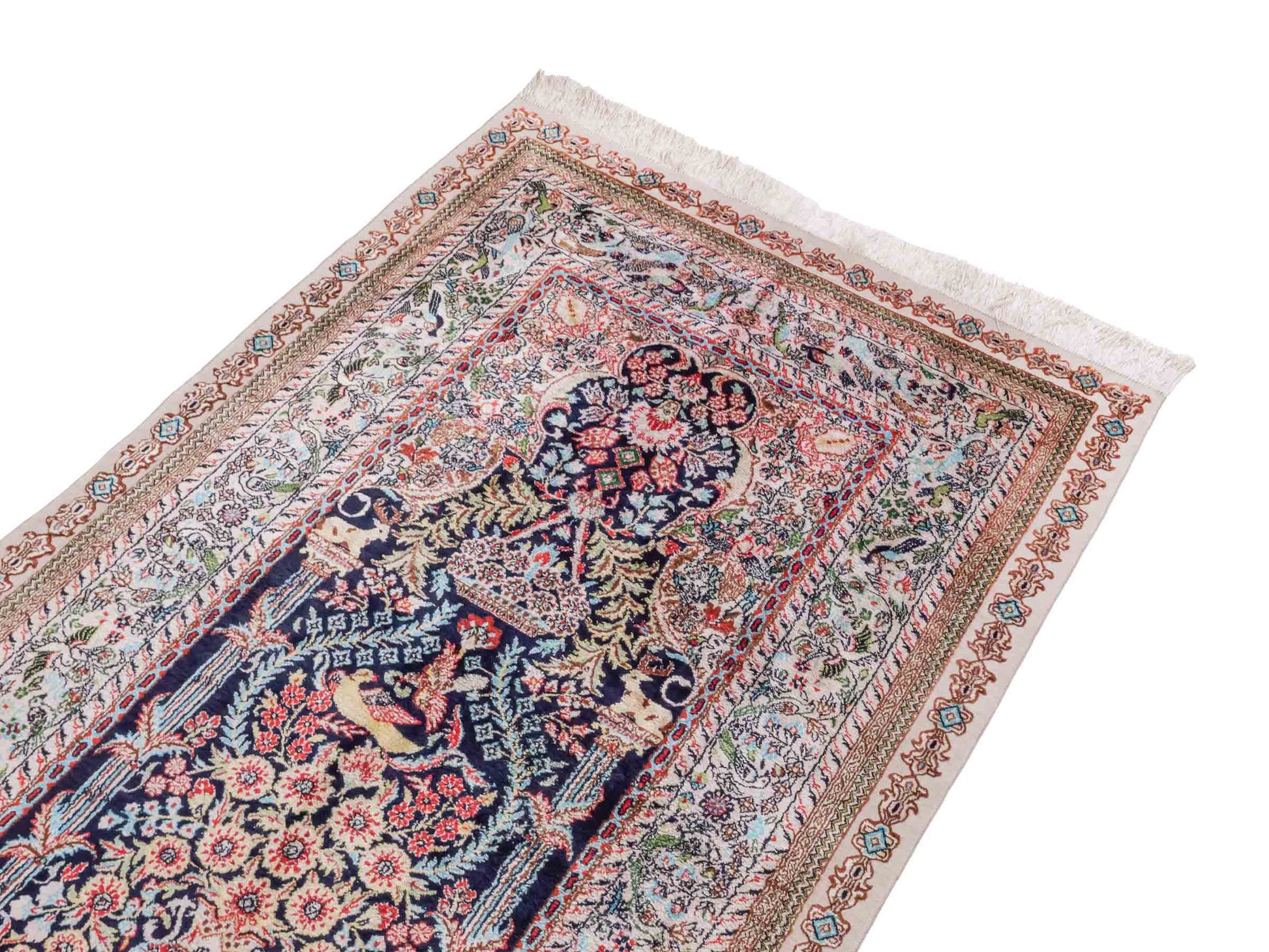 Handgeknüpfter Sino Hereke Seidenteppich von Khademi aus Seide, mehrfarbig. Chinesischer Teppich mit floralem Bildmotiv. Orientteppich, von Hand geknüpft in China. Größe: 154 cm x 91 cm. Teppichnummer: SB3-1109. Verkauf durch Jupiter Intl.