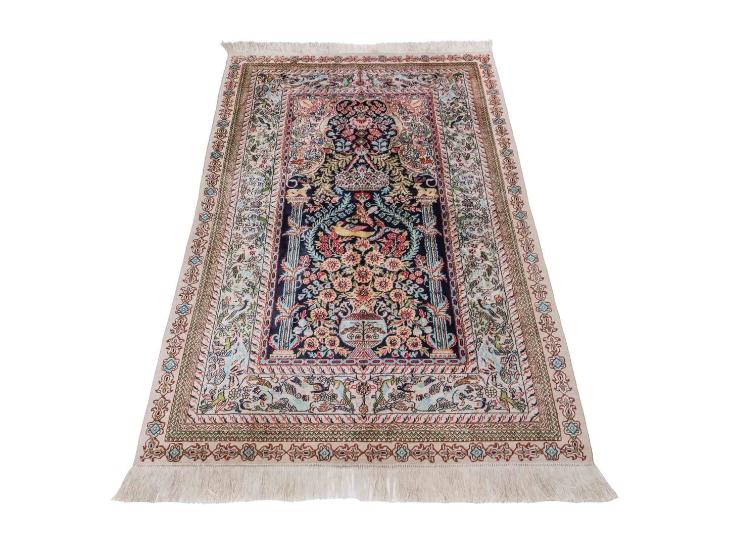 Handgeknüpfter Sino Hereke Seidenteppich von Khademi aus Seide, mehrfarbig. Chinesischer Teppich mit floralem Bildmotiv. Orientteppich, von Hand geknüpft in China. Größe: 154 cm x 91 cm. Teppichnummer: SB3-1109. Verkauf durch Jupiter Intl.