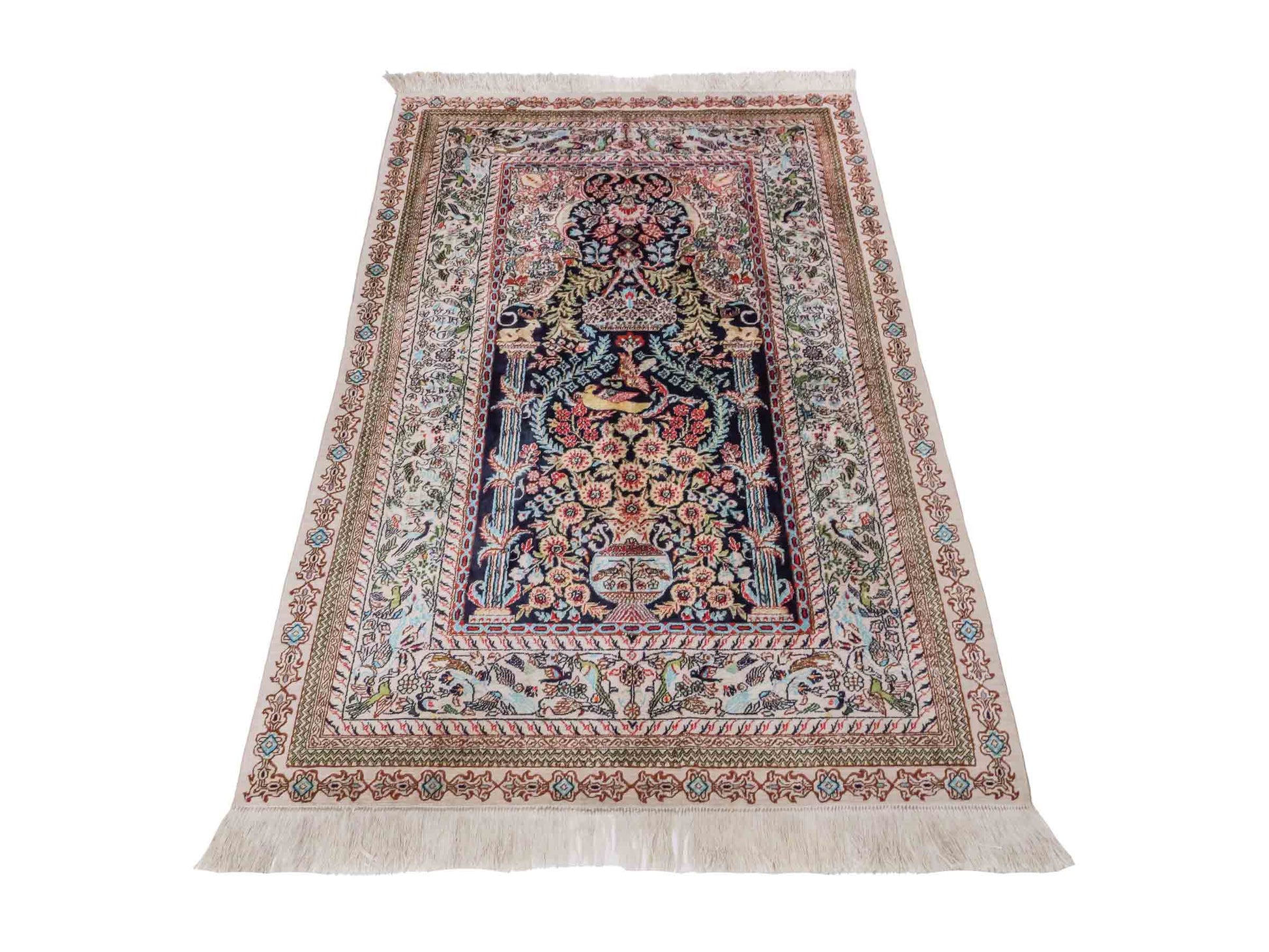 Handgeknüpfter Sino Hereke Seidenteppich von Khademi aus Seide, mehrfarbig. Chinesischer Teppich mit floralem Bildmotiv. Orientteppich, von Hand geknüpft in China. Größe: 154 cm x 91 cm. Teppichnummer: SB3-1109. Verkauf durch Jupiter Intl.