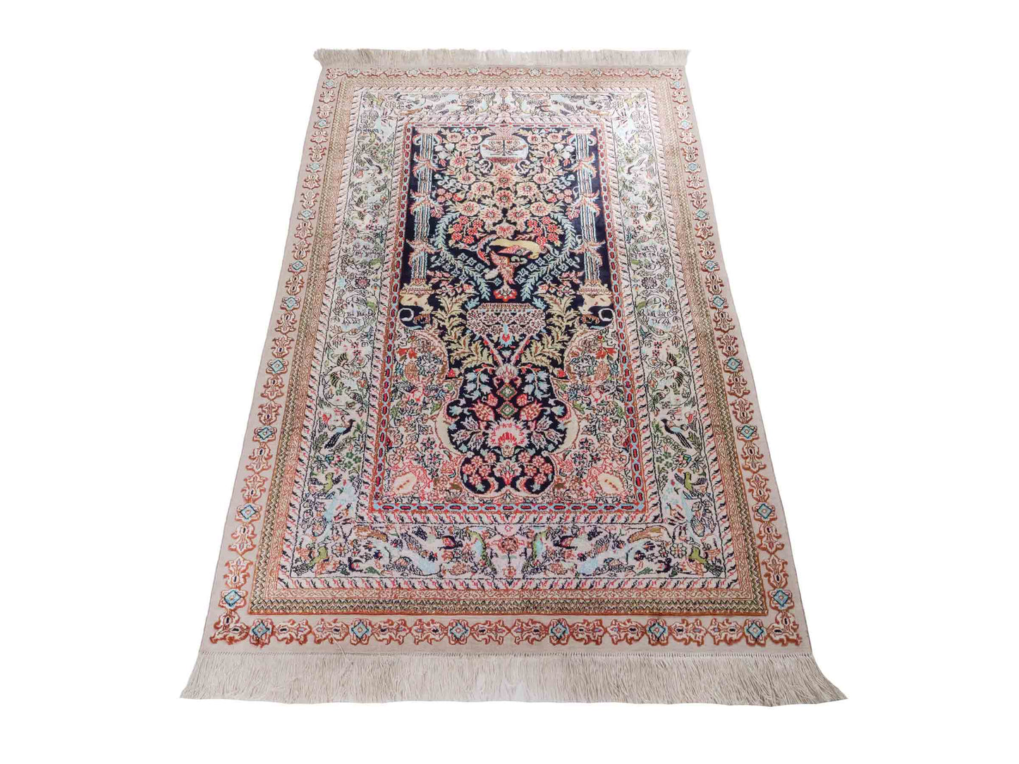 Handgeknüpfter Sino Hereke Seidenteppich von Khademi aus Seide, mehrfarbig. Chinesischer Teppich mit floralem Bildmotiv. Orientteppich, von Hand geknüpft in China. Größe: 154 cm x 91 cm. Teppichnummer: SB3-1109. Verkauf durch Jupiter Intl.