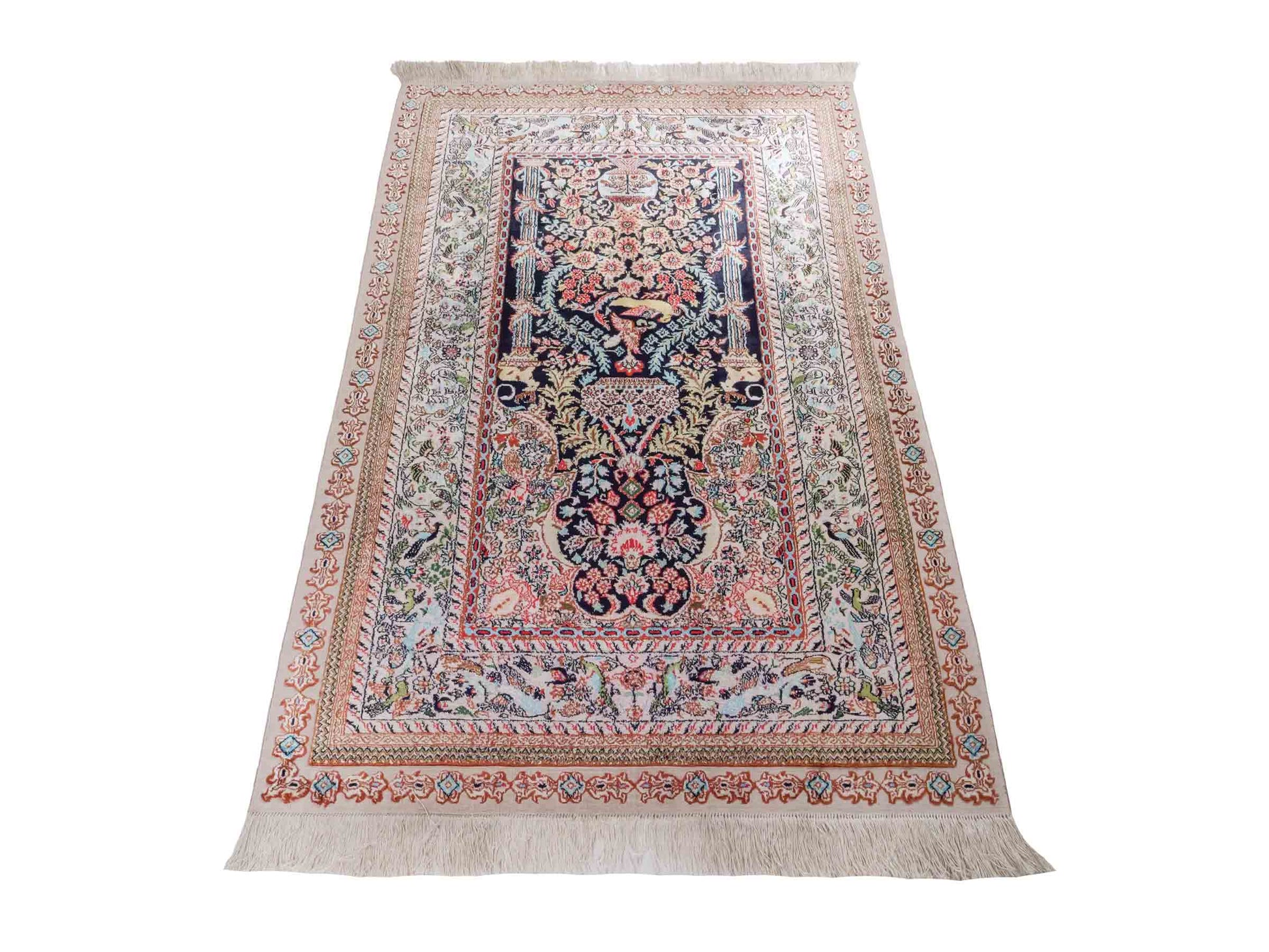 Handgeknüpfter Sino Hereke Seidenteppich von Khademi aus Seide, mehrfarbig. Chinesischer Teppich mit floralem Bildmotiv. Orientteppich, von Hand geknüpft in China. Größe: 154 cm x 91 cm. Teppichnummer: SB3-1109. Verkauf durch Jupiter Intl.