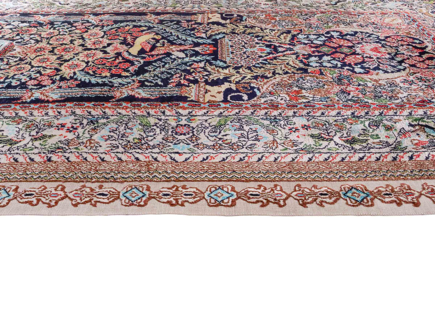 Handgeknüpfter Sino Hereke Seidenteppich von Khademi aus Seide, mehrfarbig. Chinesischer Teppich mit floralem Bildmotiv. Orientteppich, von Hand geknüpft in China. Größe: 154 cm x 91 cm. Teppichnummer: SB3-1109. Verkauf durch Jupiter Intl.