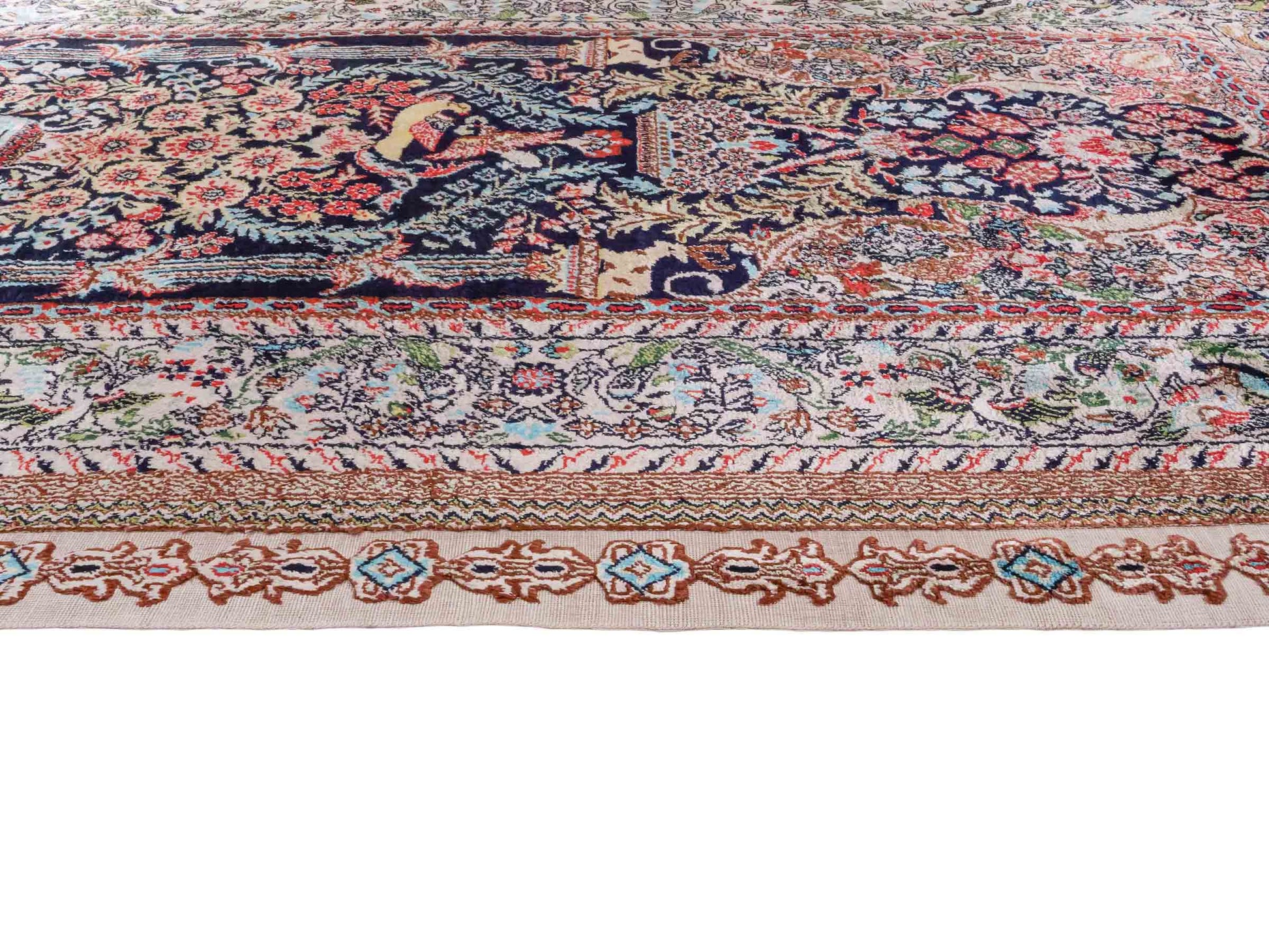Handgeknüpfter Sino Hereke Seidenteppich von Khademi aus Seide, mehrfarbig. Chinesischer Teppich mit floralem Bildmotiv. Orientteppich, von Hand geknüpft in China. Größe: 154 cm x 91 cm. Teppichnummer: SB3-1109. Verkauf durch Jupiter Intl.