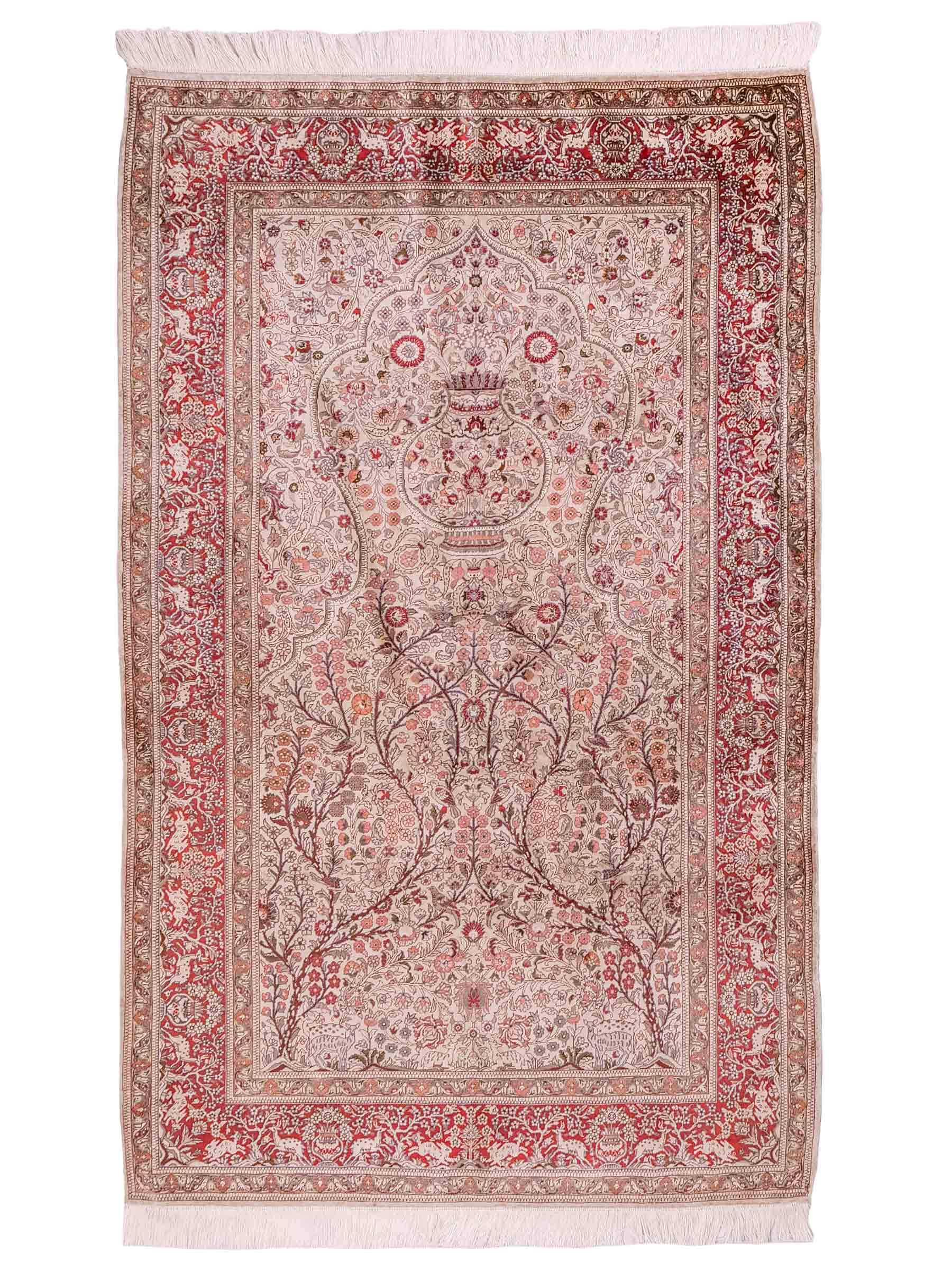 Handgeknüpfter Sino Hereke Seidenteppich von Khademi aus Seide, cremeweiß, rot. Chinesischer Teppich, durchgemustert. Orientteppich, von Hand geknüpft in China. Größe: 154 cm x 98 cm. Teppichnummer: DB3-1002. Verkauf durch Jupiter Intl.