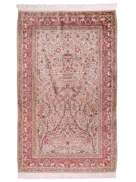 Handgeknüpfter Sino Hereke Seidenteppich von Khademi aus Seide, cremeweiß, rot. Chinesischer Teppich, durchgemustert. Orientteppich, von Hand geknüpft in China. Größe: 154 cm x 98 cm. Teppichnummer: DB3-1002. Verkauf durch Jupiter Intl.