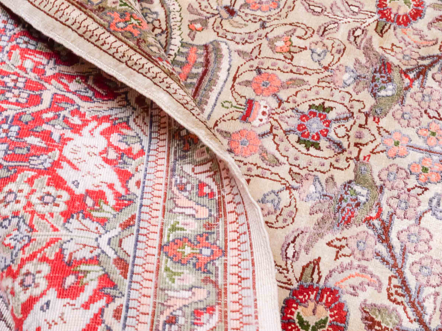 Handgeknüpfter Sino Hereke Seidenteppich von Khademi aus Seide, cremeweiß, rot. Chinesischer Teppich, durchgemustert. Orientteppich, von Hand geknüpft in China. Größe: 154 cm x 98 cm. Teppichnummer: DB3-1002. Verkauf durch Jupiter Intl.