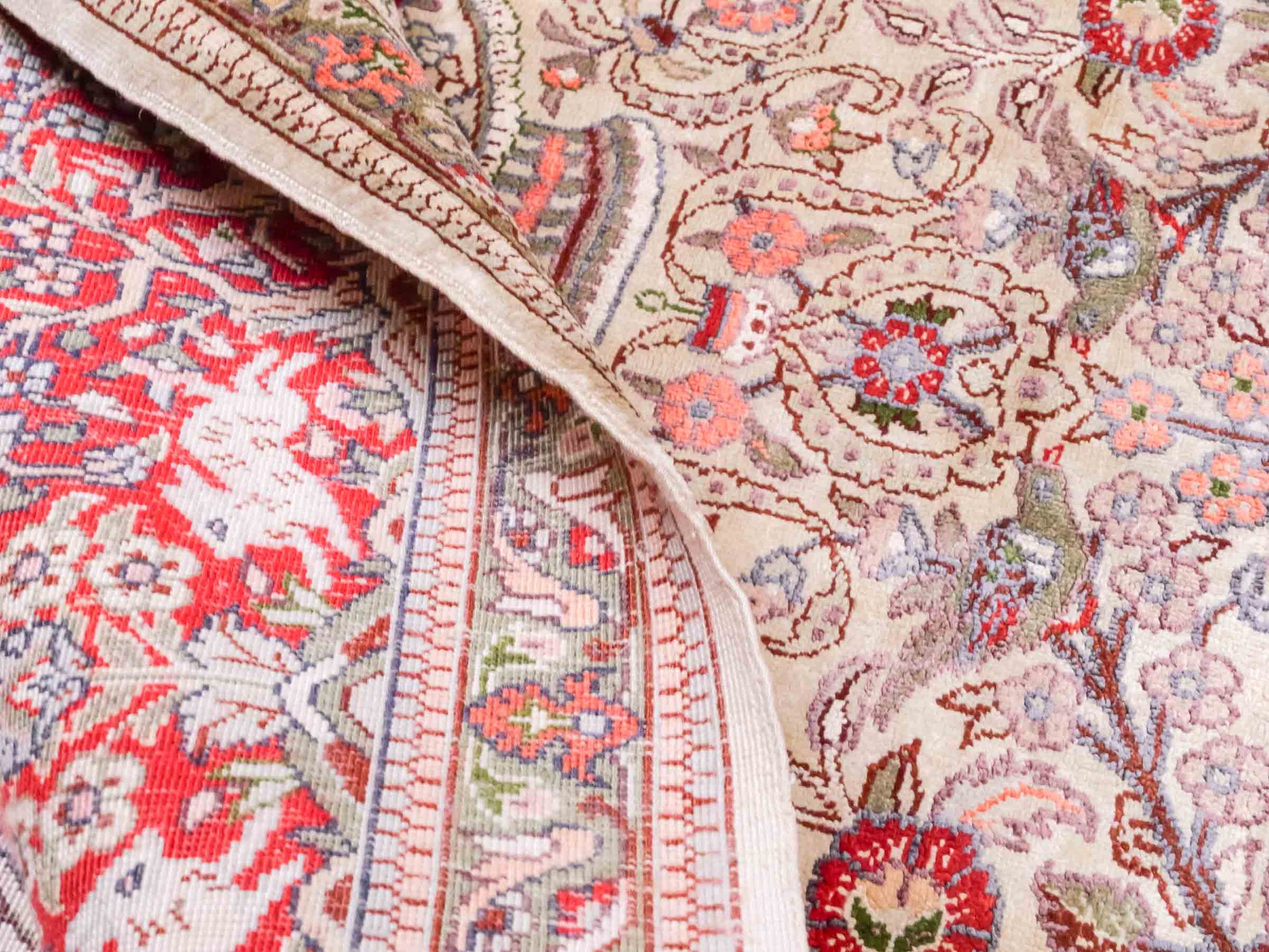 Handgeknüpfter Sino Hereke Seidenteppich von Khademi aus Seide, cremeweiß, rot. Chinesischer Teppich, durchgemustert. Orientteppich, von Hand geknüpft in China. Größe: 154 cm x 98 cm. Teppichnummer: DB3-1002. Verkauf durch Jupiter Intl.