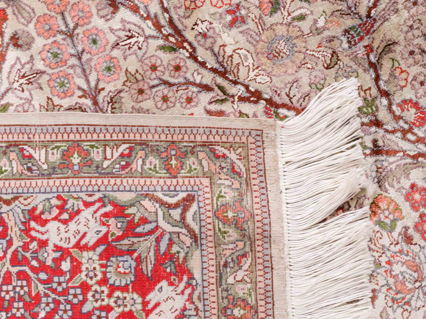 Handgeknüpfter Sino Hereke Seidenteppich von Khademi aus Seide, cremeweiß, rot. Chinesischer Teppich, durchgemustert. Orientteppich, von Hand geknüpft in China. Größe: 154 cm x 98 cm. Teppichnummer: DB3-1002. Verkauf durch Jupiter Intl.