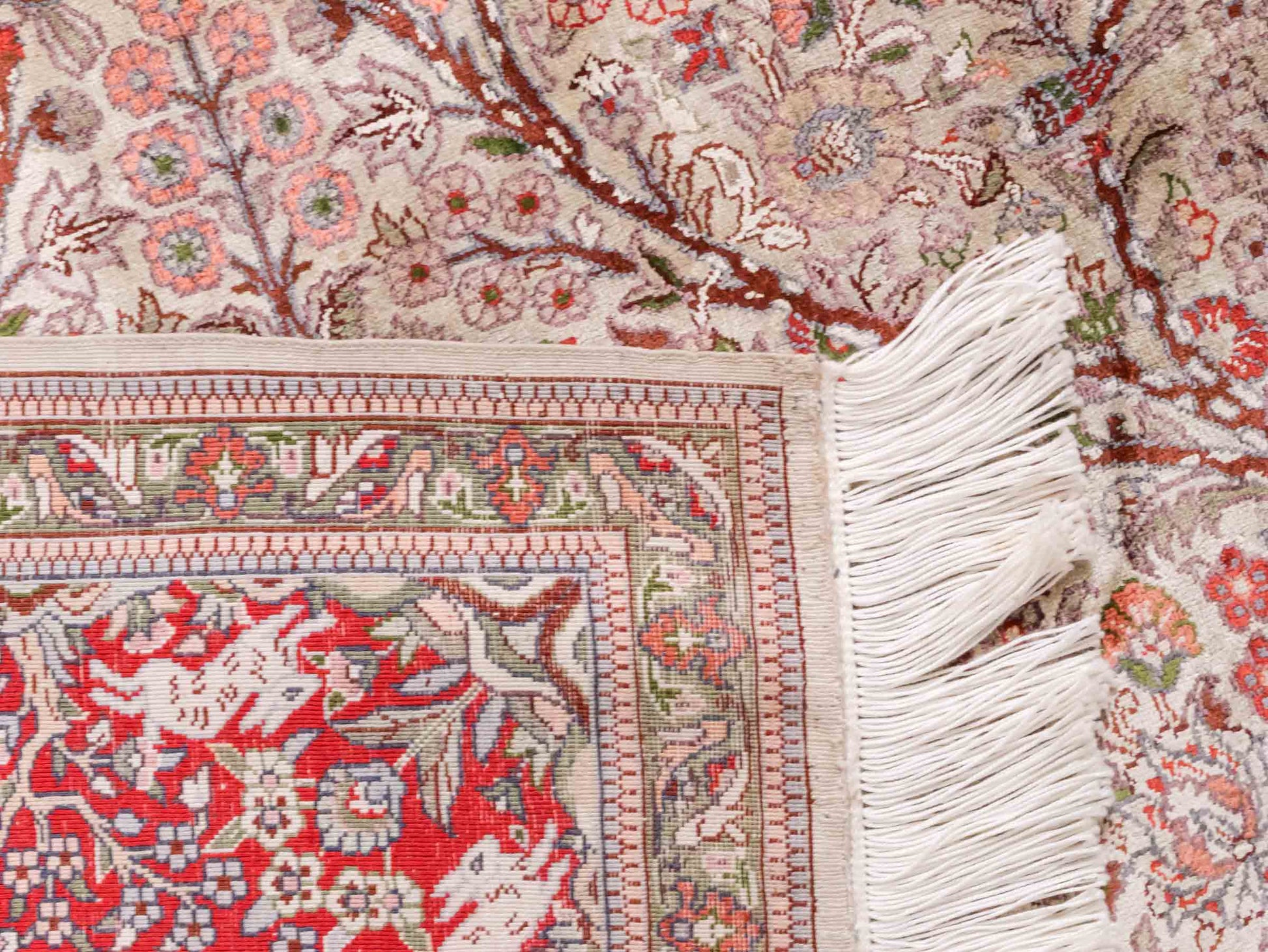 Handgeknüpfter Sino Hereke Seidenteppich von Khademi aus Seide, cremeweiß, rot. Chinesischer Teppich, durchgemustert. Orientteppich, von Hand geknüpft in China. Größe: 154 cm x 98 cm. Teppichnummer: DB3-1002. Verkauf durch Jupiter Intl.