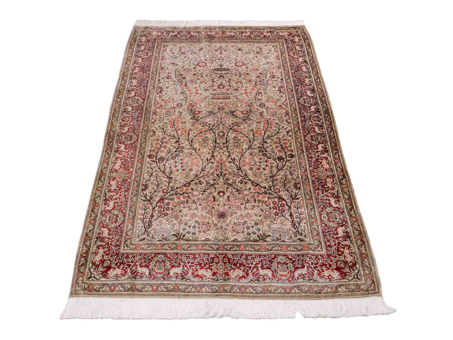 Handgeknüpfter Sino Hereke Seidenteppich von Khademi aus Seide, cremeweiß, rot. Chinesischer Teppich, durchgemustert. Orientteppich, von Hand geknüpft in China. Größe: 154 cm x 98 cm. Teppichnummer: DB3-1002. Verkauf durch Jupiter Intl.