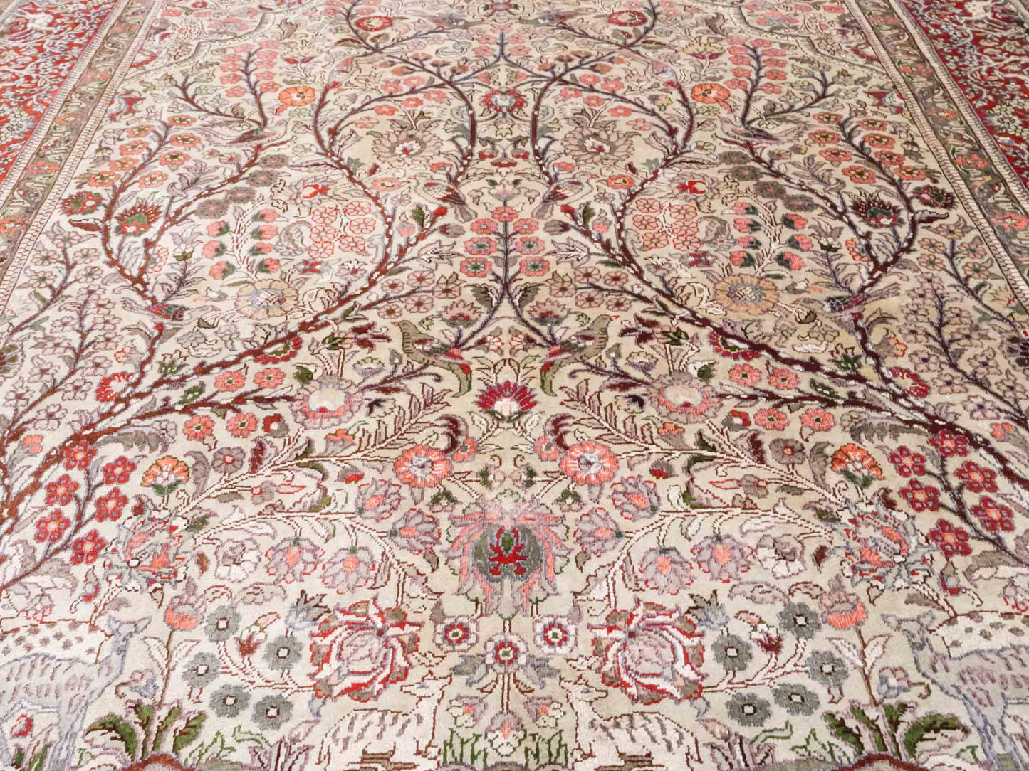 Handgeknüpfter Sino Hereke Seidenteppich von Khademi aus Seide, cremeweiß, rot. Chinesischer Teppich, durchgemustert. Orientteppich, von Hand geknüpft in China. Größe: 154 cm x 98 cm. Teppichnummer: DB3-1002. Verkauf durch Jupiter Intl.