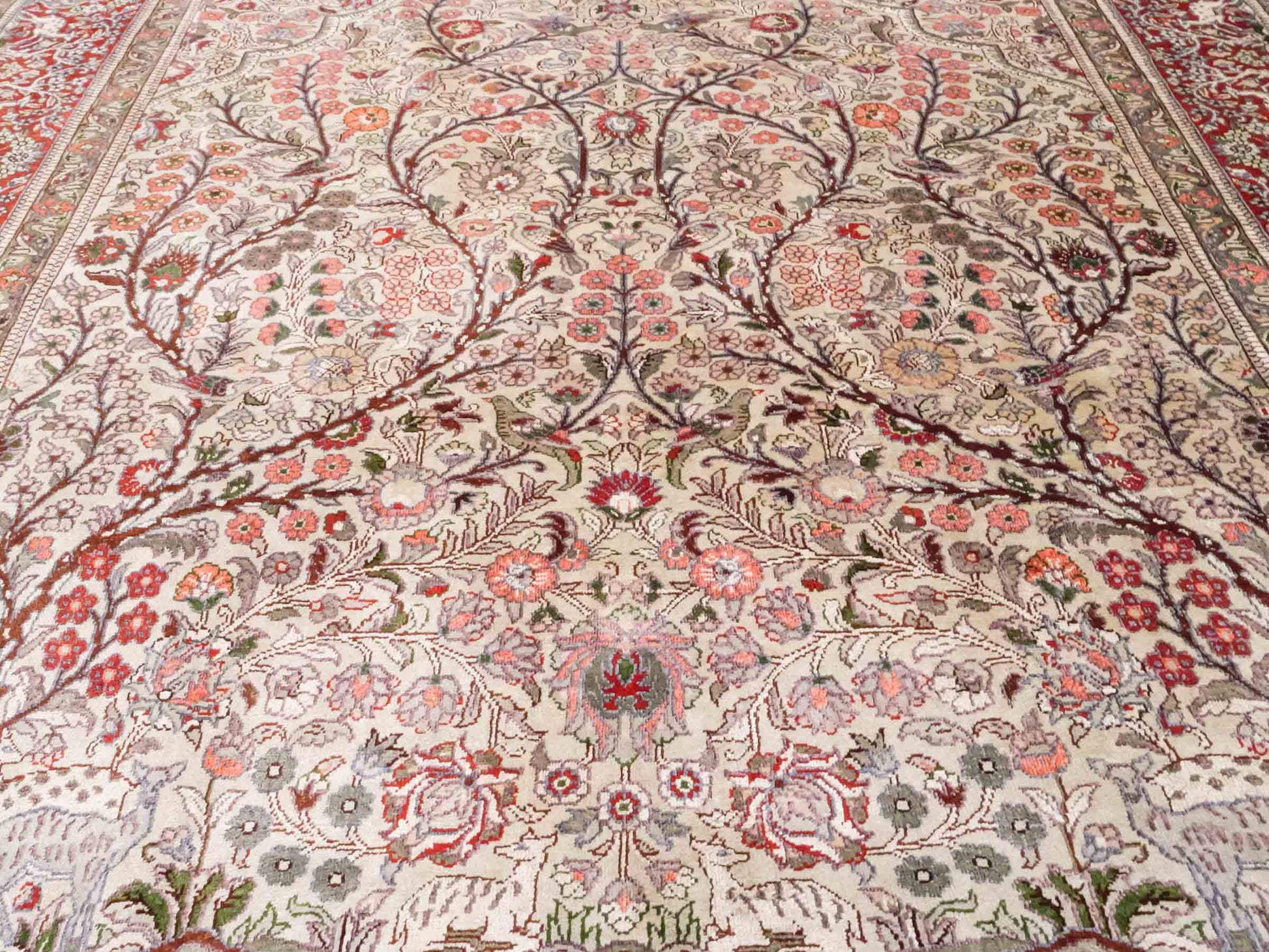 Handgeknüpfter Sino Hereke Seidenteppich von Khademi aus Seide, cremeweiß, rot. Chinesischer Teppich, durchgemustert. Orientteppich, von Hand geknüpft in China. Größe: 154 cm x 98 cm. Teppichnummer: DB3-1002. Verkauf durch Jupiter Intl.