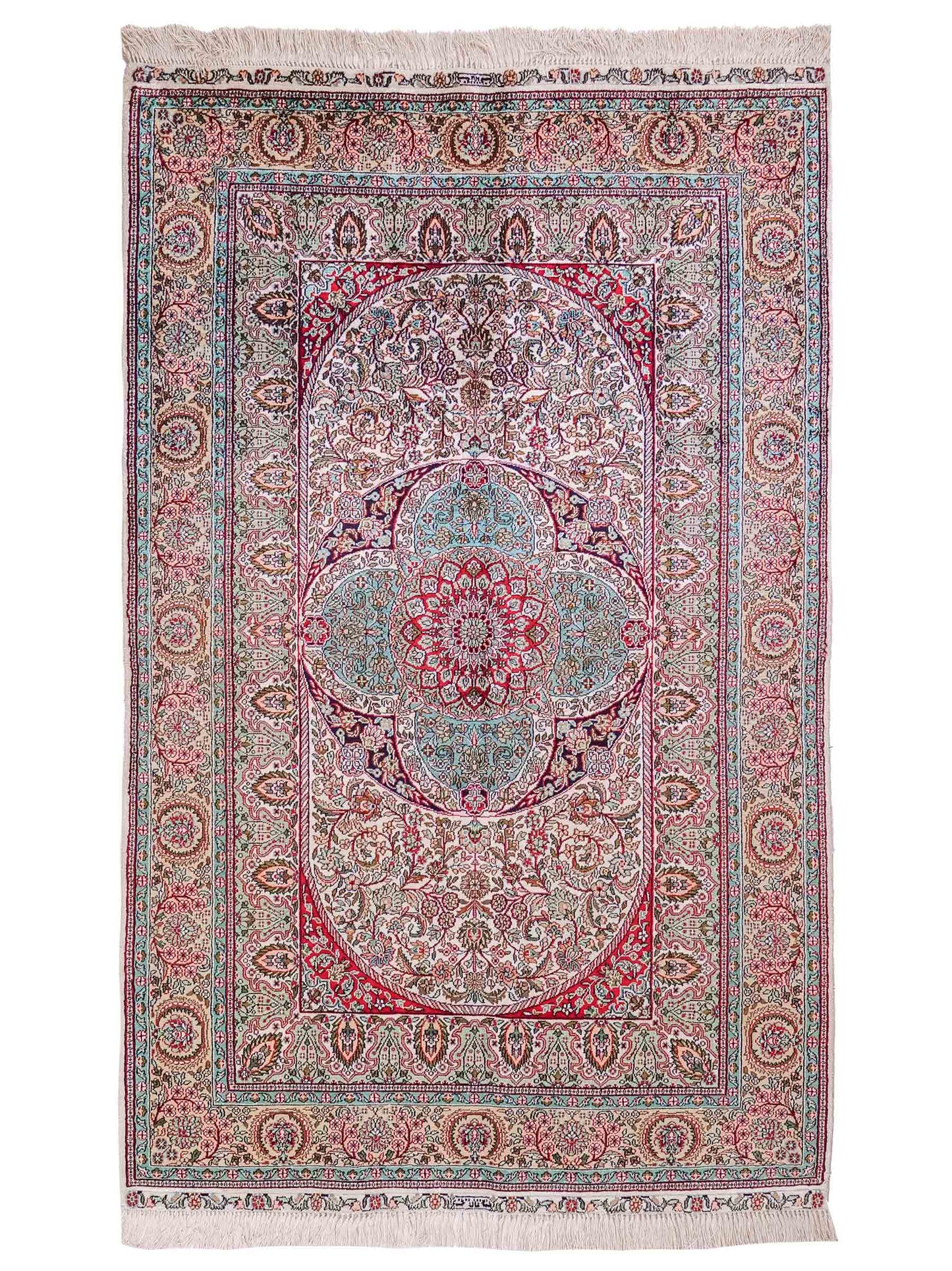 Handgeknüpfter Sino Hereke Seidenteppich von Khademi aus Seide, cremeweiß-mehrfarbig. Chinesischer Teppich mit Medaillon. Orientteppich, von Hand geknüpft in China. Größe: 156 cm x 97 cm. Teppichnummer: SB3-1104. Verkauf durch Jupiter Intl.