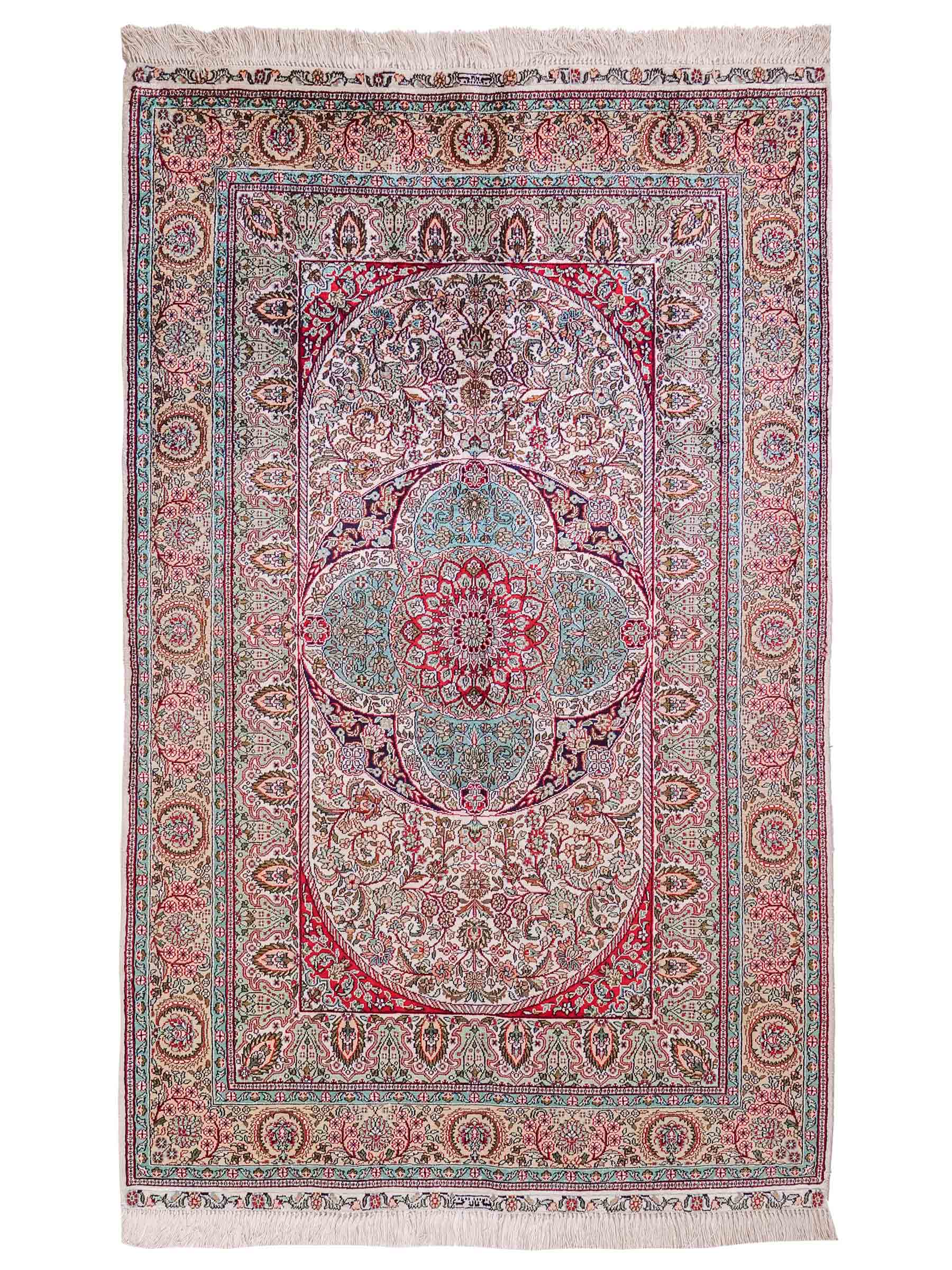 Handgeknüpfter Sino Hereke Seidenteppich von Khademi aus Seide, cremeweiß-mehrfarbig. Chinesischer Teppich mit Medaillon. Orientteppich, von Hand geknüpft in China. Größe: 156 cm x 97 cm. Teppichnummer: SB3-1104. Verkauf durch Jupiter Intl.