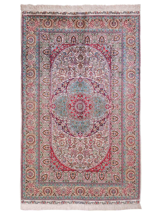 Handgeknüpfter Sino Hereke Seidenteppich von Khademi aus Seide, cremeweiß-mehrfarbig. Chinesischer Teppich mit Medaillon. Orientteppich, von Hand geknüpft in China. Größe: 156 cm x 97 cm. Teppichnummer: SB3-1104. Verkauf durch Jupiter Intl.