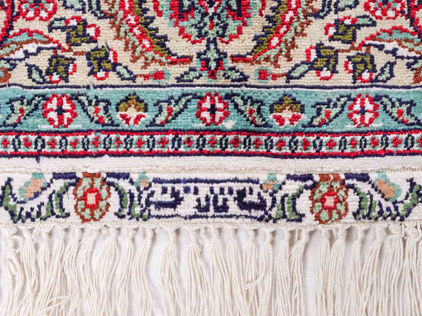 Handgeknüpfter Sino Hereke Seidenteppich von Khademi aus Seide, cremeweiß-mehrfarbig. Chinesischer Teppich mit Medaillon. Orientteppich, von Hand geknüpft in China. Größe: 156 cm x 97 cm. Teppichnummer: SB3-1104. Verkauf durch Jupiter Intl.