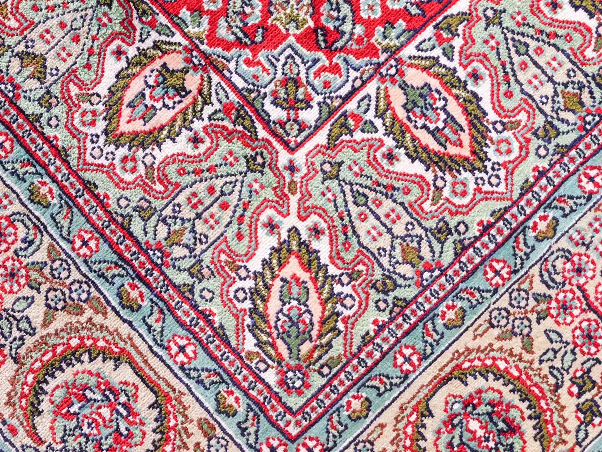 Handgeknüpfter Sino Hereke Seidenteppich von Khademi aus Seide, cremeweiß-mehrfarbig. Chinesischer Teppich mit Medaillon. Orientteppich, von Hand geknüpft in China. Größe: 156 cm x 97 cm. Teppichnummer: SB3-1104. Verkauf durch Jupiter Intl.