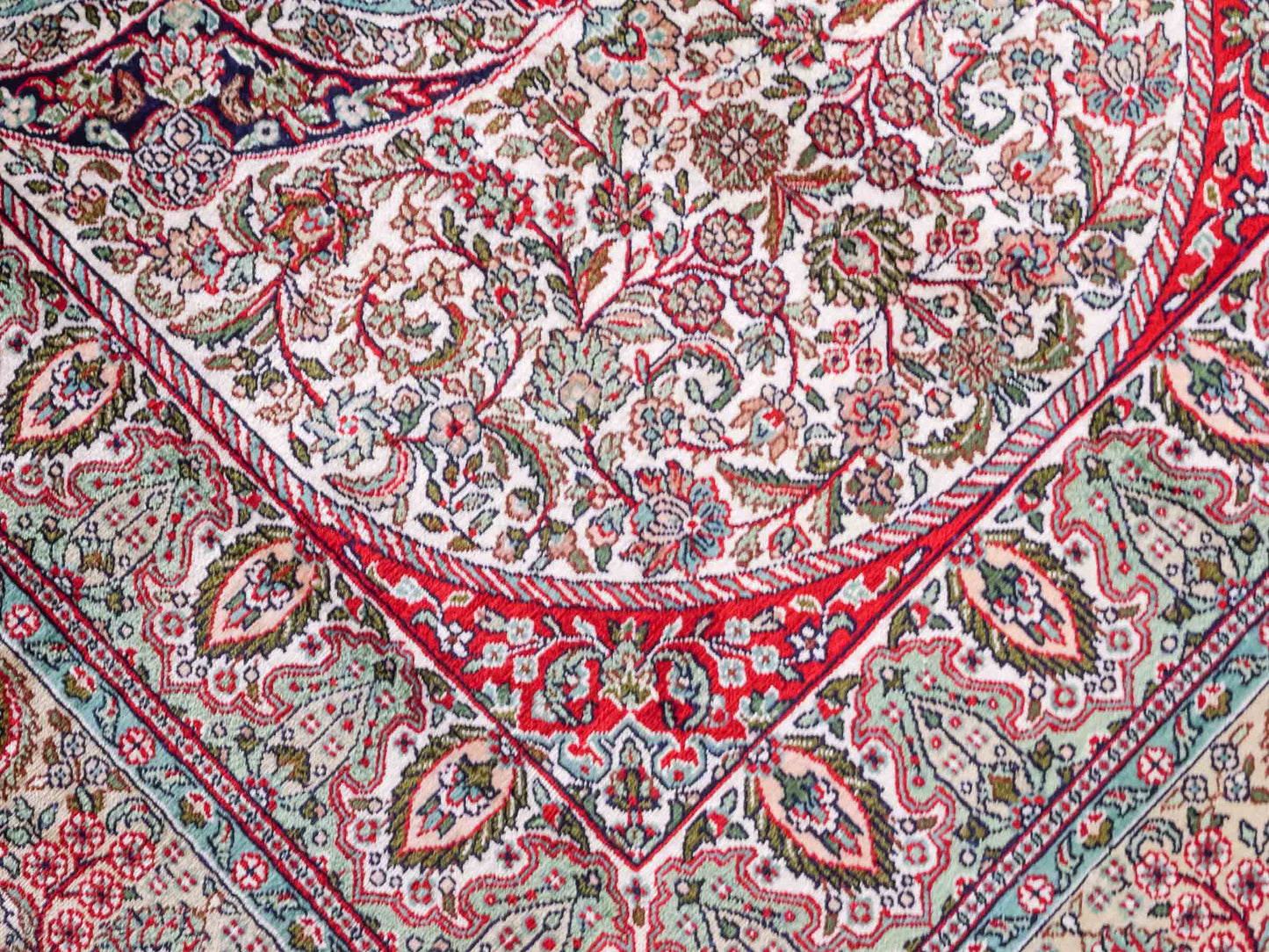 Handgeknüpfter Sino Hereke Seidenteppich von Khademi aus Seide, cremeweiß-mehrfarbig. Chinesischer Teppich mit Medaillon. Orientteppich, von Hand geknüpft in China. Größe: 156 cm x 97 cm. Teppichnummer: SB3-1104. Verkauf durch Jupiter Intl.