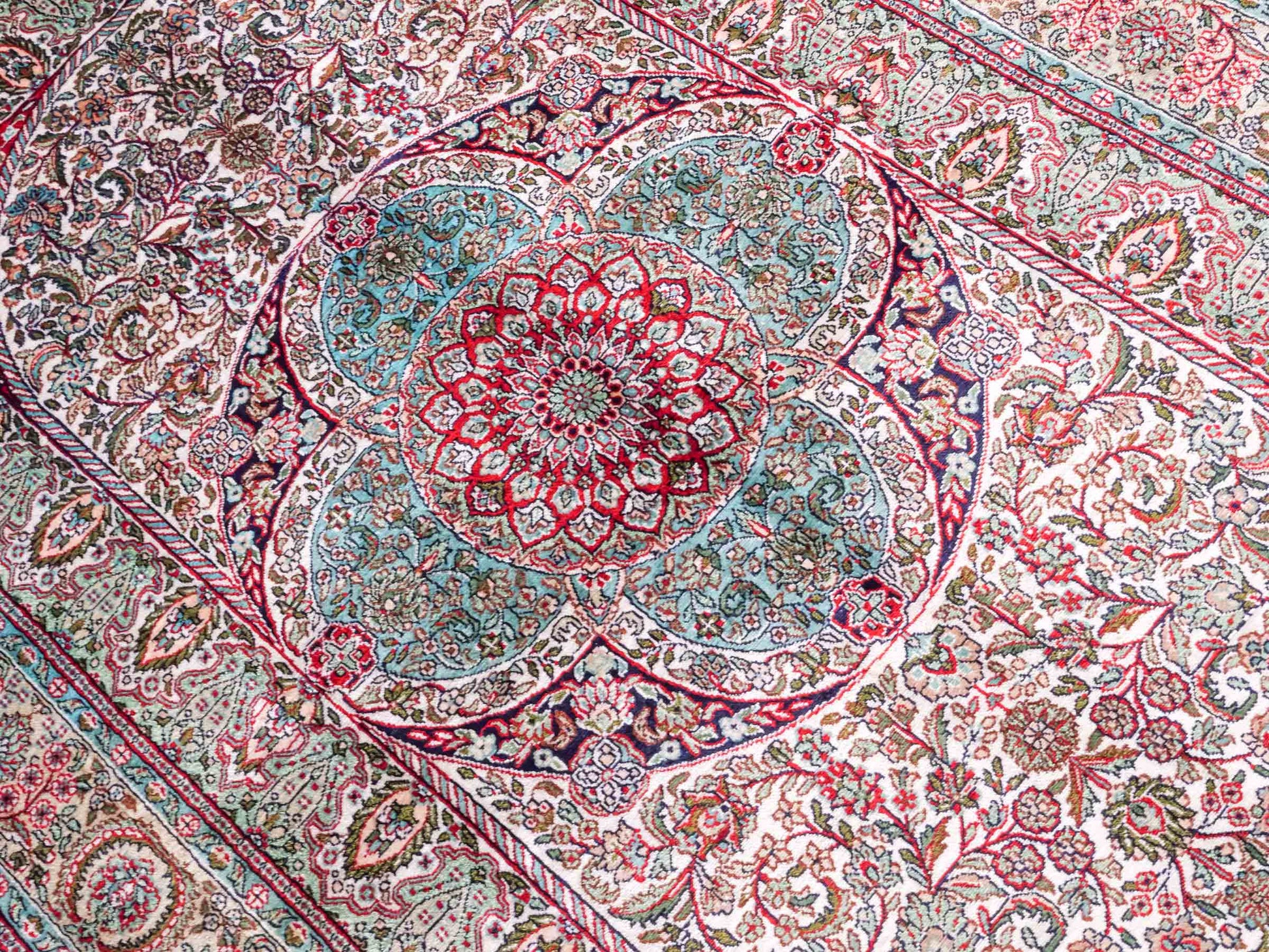 Handgeknüpfter Sino Hereke Seidenteppich von Khademi aus Seide, cremeweiß-mehrfarbig. Chinesischer Teppich mit Medaillon. Orientteppich, von Hand geknüpft in China. Größe: 156 cm x 97 cm. Teppichnummer: SB3-1104. Verkauf durch Jupiter Intl.