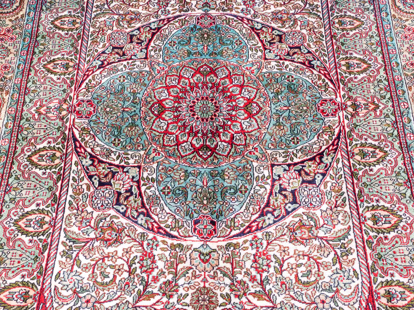 Handgeknüpfter Sino Hereke Seidenteppich von Khademi aus Seide, cremeweiß-mehrfarbig. Chinesischer Teppich mit Medaillon. Orientteppich, von Hand geknüpft in China. Größe: 156 cm x 97 cm. Teppichnummer: SB3-1104. Verkauf durch Jupiter Intl.