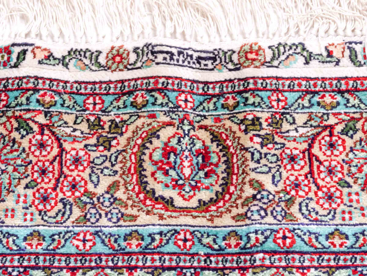 Handgeknüpfter Sino Hereke Seidenteppich von Khademi aus Seide, cremeweiß-mehrfarbig. Chinesischer Teppich mit Medaillon. Orientteppich, von Hand geknüpft in China. Größe: 156 cm x 97 cm. Teppichnummer: SB3-1104. Verkauf durch Jupiter Intl.
