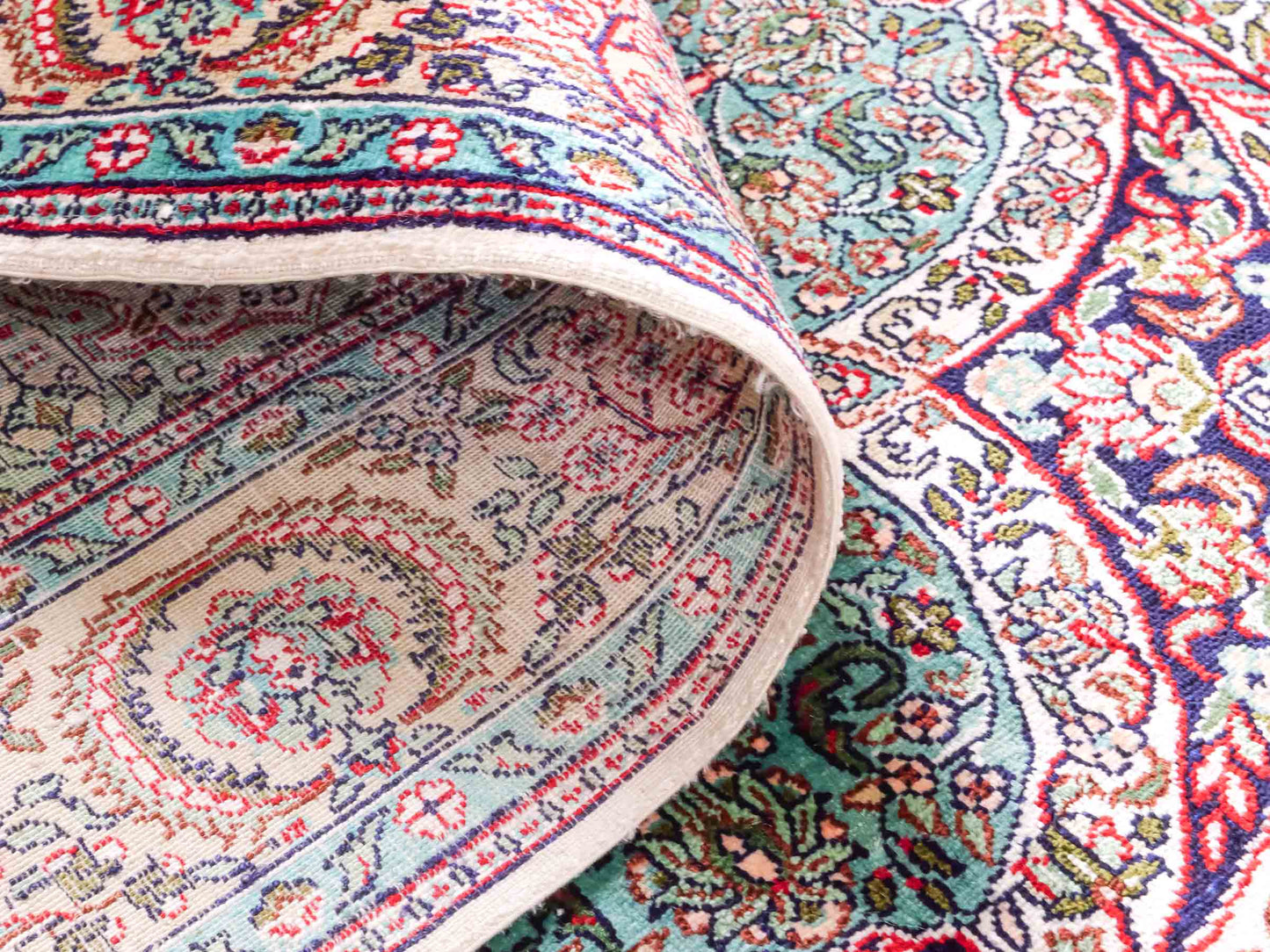 Handgeknüpfter Sino Hereke Seidenteppich von Khademi aus Seide, cremeweiß-mehrfarbig. Chinesischer Teppich mit Medaillon. Orientteppich, von Hand geknüpft in China. Größe: 156 cm x 97 cm. Teppichnummer: SB3-1104. Verkauf durch Jupiter Intl.