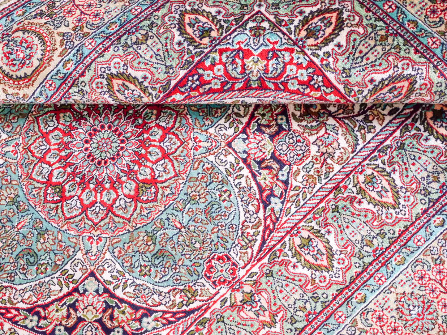 Handgeknüpfter Sino Hereke Seidenteppich von Khademi aus Seide, cremeweiß-mehrfarbig. Chinesischer Teppich mit Medaillon. Orientteppich, von Hand geknüpft in China. Größe: 156 cm x 97 cm. Teppichnummer: SB3-1104. Verkauf durch Jupiter Intl.