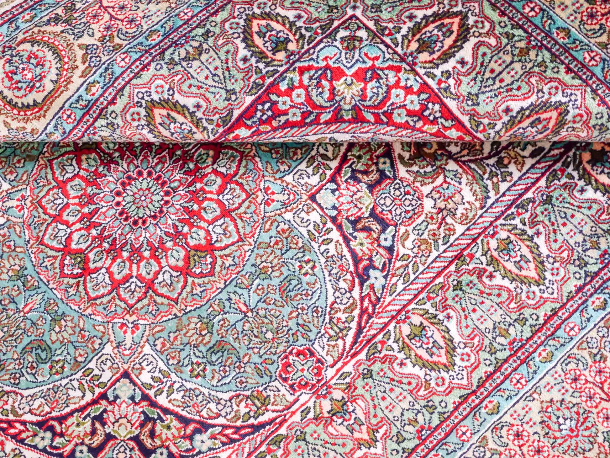 Handgeknüpfter Sino Hereke Seidenteppich von Khademi aus Seide, cremeweiß-mehrfarbig. Chinesischer Teppich mit Medaillon. Orientteppich, von Hand geknüpft in China. Größe: 156 cm x 97 cm. Teppichnummer: SB3-1104. Verkauf durch Jupiter Intl.