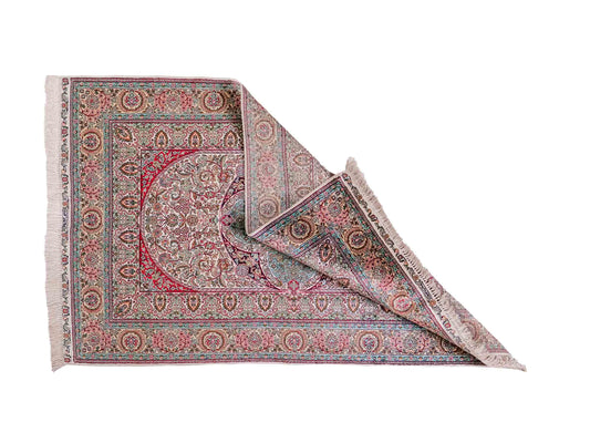 Handgeknüpfter Sino Hereke Seidenteppich von Khademi aus Seide, cremeweiß-mehrfarbig. Chinesischer Teppich mit Medaillon. Orientteppich, von Hand geknüpft in China. Größe: 156 cm x 97 cm. Teppichnummer: SB3-1104. Verkauf durch Jupiter Intl.