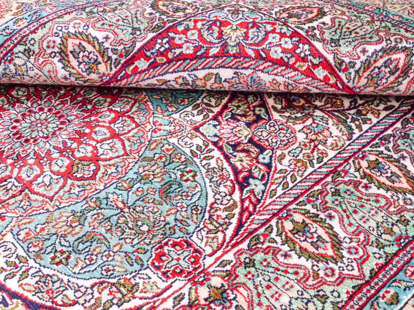 Handgeknüpfter Sino Hereke Seidenteppich von Khademi aus Seide, cremeweiß-mehrfarbig. Chinesischer Teppich mit Medaillon. Orientteppich, von Hand geknüpft in China. Größe: 156 cm x 97 cm. Teppichnummer: SB3-1104. Verkauf durch Jupiter Intl.