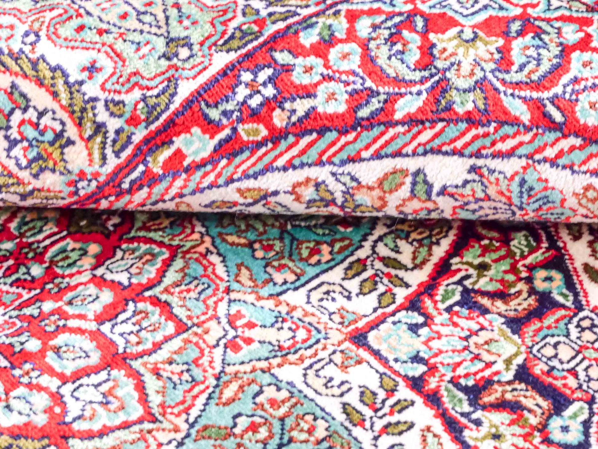 Handgeknüpfter Sino Hereke Seidenteppich von Khademi aus Seide, cremeweiß-mehrfarbig. Chinesischer Teppich mit Medaillon. Orientteppich, von Hand geknüpft in China. Größe: 156 cm x 97 cm. Teppichnummer: SB3-1104. Verkauf durch Jupiter Intl.