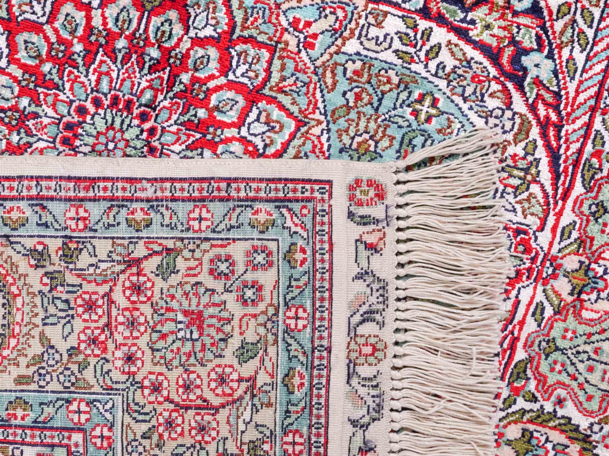 Handgeknüpfter Sino Hereke Seidenteppich von Khademi aus Seide, cremeweiß-mehrfarbig. Chinesischer Teppich mit Medaillon. Orientteppich, von Hand geknüpft in China. Größe: 156 cm x 97 cm. Teppichnummer: SB3-1104. Verkauf durch Jupiter Intl.