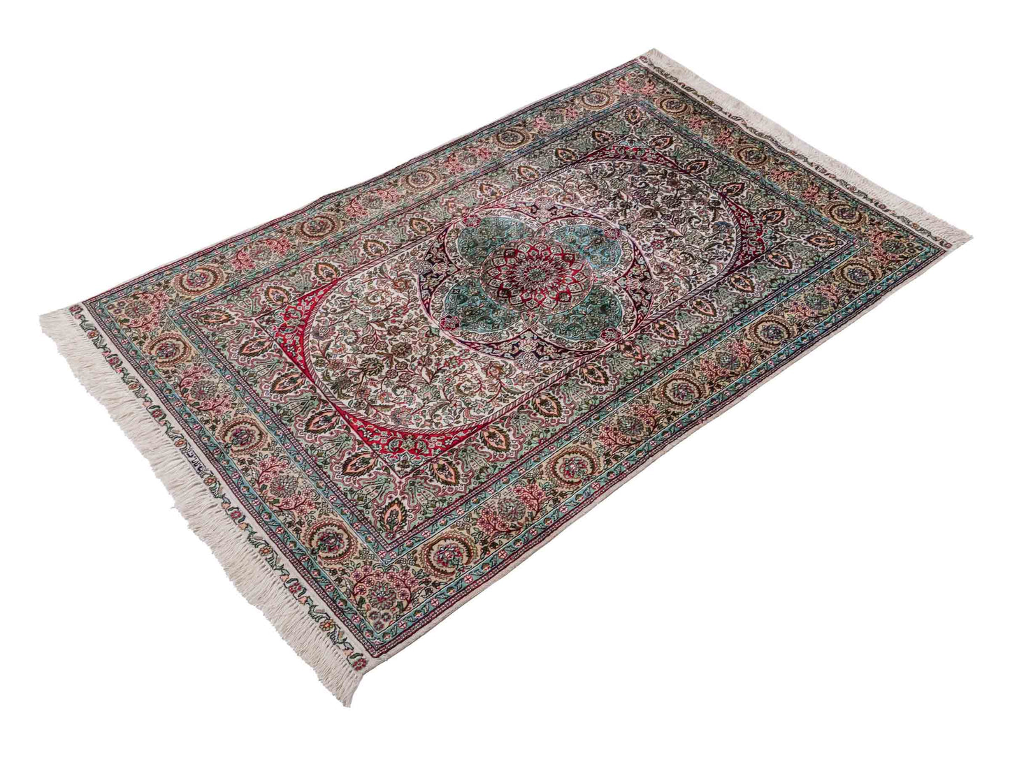 Handgeknüpfter Sino Hereke Seidenteppich von Khademi aus Seide, cremeweiß-mehrfarbig. Chinesischer Teppich mit Medaillon. Orientteppich, von Hand geknüpft in China. Größe: 156 cm x 97 cm. Teppichnummer: SB3-1104. Verkauf durch Jupiter Intl.