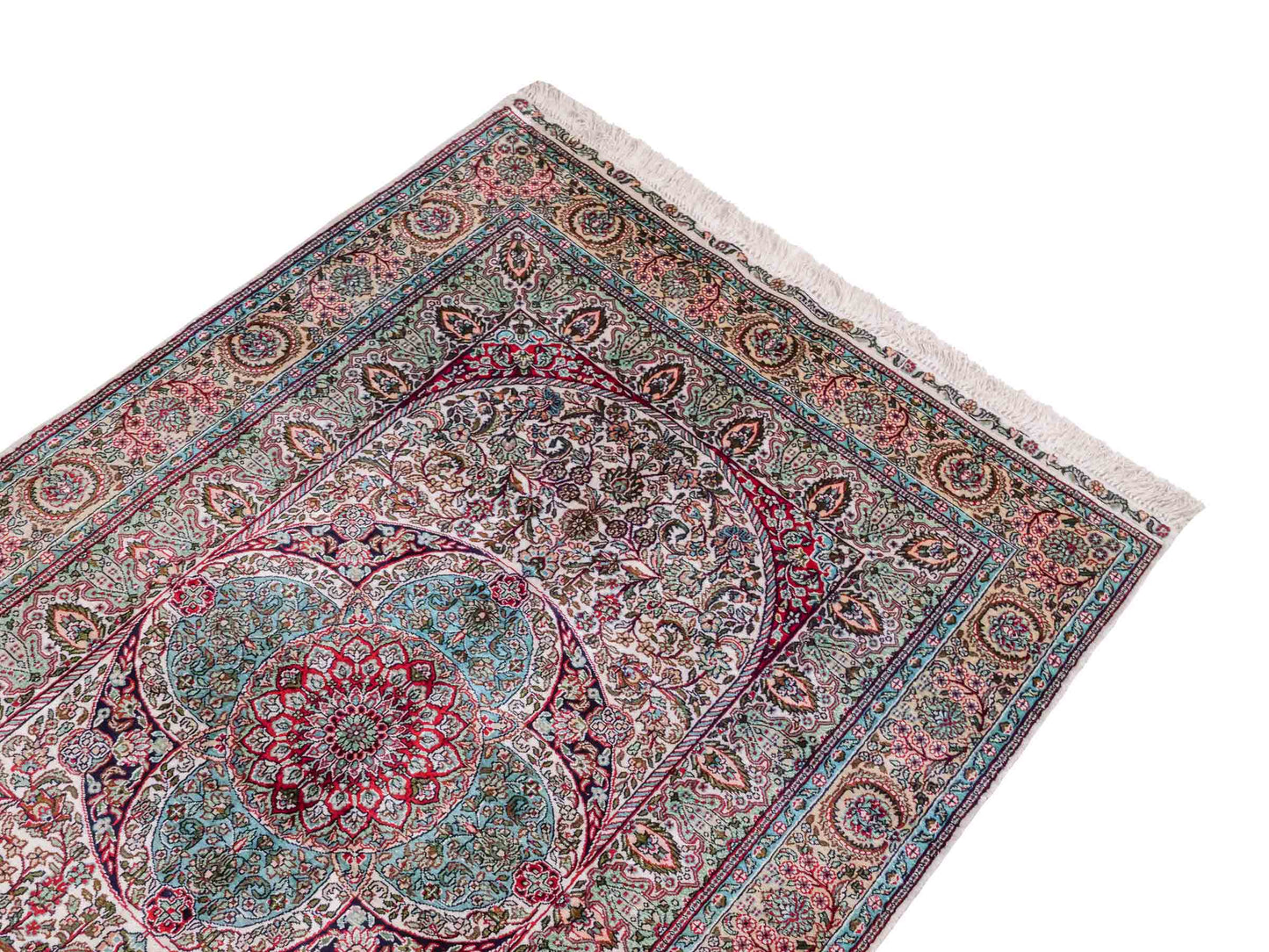 Handgeknüpfter Sino Hereke Seidenteppich von Khademi aus Seide, cremeweiß-mehrfarbig. Chinesischer Teppich mit Medaillon. Orientteppich, von Hand geknüpft in China. Größe: 156 cm x 97 cm. Teppichnummer: SB3-1104. Verkauf durch Jupiter Intl.
