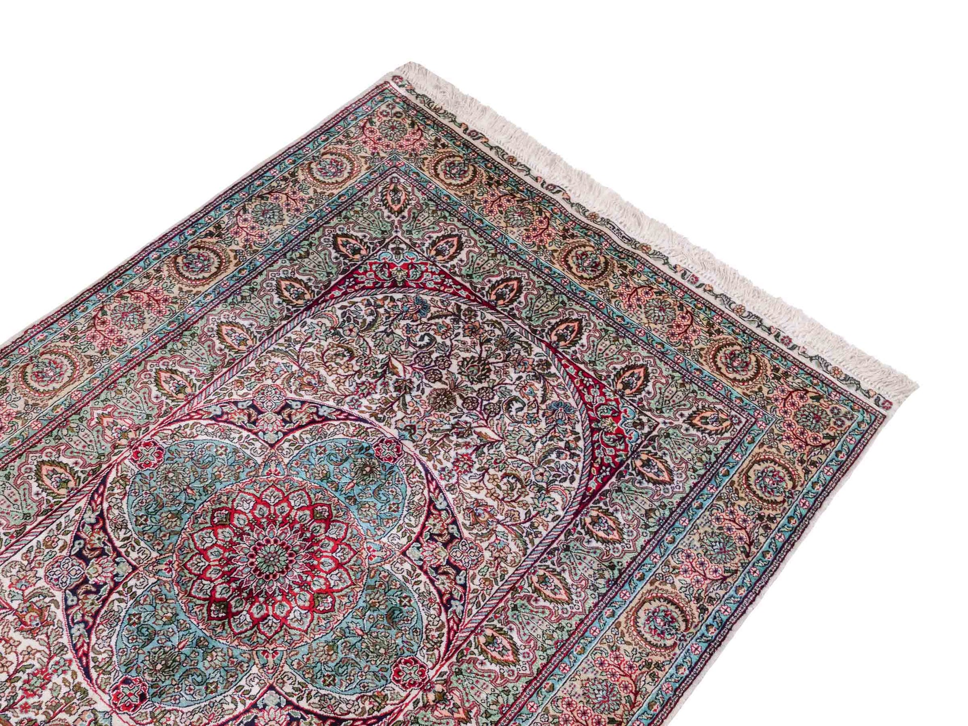 Handgeknüpfter Sino Hereke Seidenteppich von Khademi aus Seide, cremeweiß-mehrfarbig. Chinesischer Teppich mit Medaillon. Orientteppich, von Hand geknüpft in China. Größe: 156 cm x 97 cm. Teppichnummer: SB3-1104. Verkauf durch Jupiter Intl.