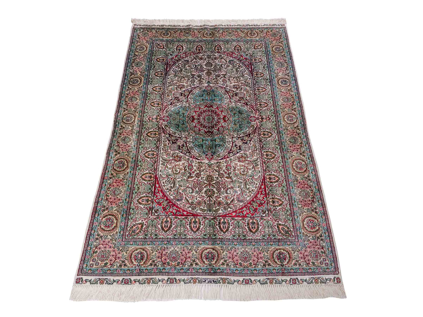 Handgeknüpfter Sino Hereke Seidenteppich von Khademi aus Seide, cremeweiß-mehrfarbig. Chinesischer Teppich mit Medaillon. Orientteppich, von Hand geknüpft in China. Größe: 156 cm x 97 cm. Teppichnummer: SB3-1104. Verkauf durch Jupiter Intl.