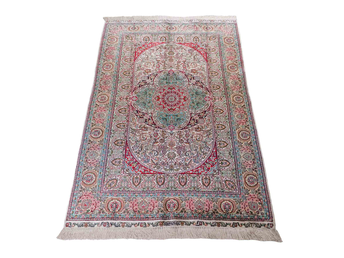 Handgeknüpfter Sino Hereke Seidenteppich von Khademi aus Seide, cremeweiß-mehrfarbig. Chinesischer Teppich mit Medaillon. Orientteppich, von Hand geknüpft in China. Größe: 156 cm x 97 cm. Teppichnummer: SB3-1104. Verkauf durch Jupiter Intl.