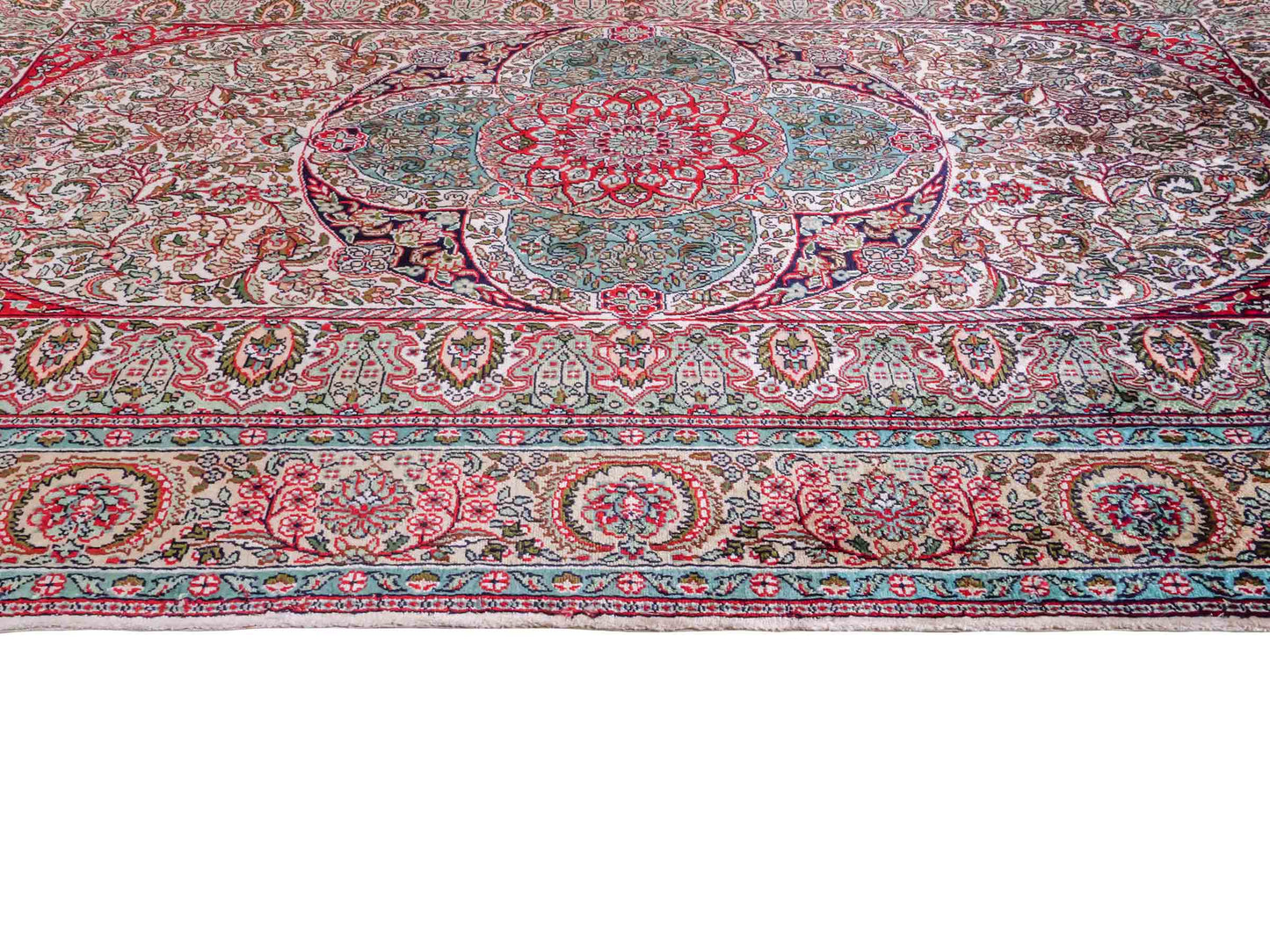 Handgeknüpfter Sino Hereke Seidenteppich von Khademi aus Seide, cremeweiß-mehrfarbig. Chinesischer Teppich mit Medaillon. Orientteppich, von Hand geknüpft in China. Größe: 156 cm x 97 cm. Teppichnummer: SB3-1104. Verkauf durch Jupiter Intl.