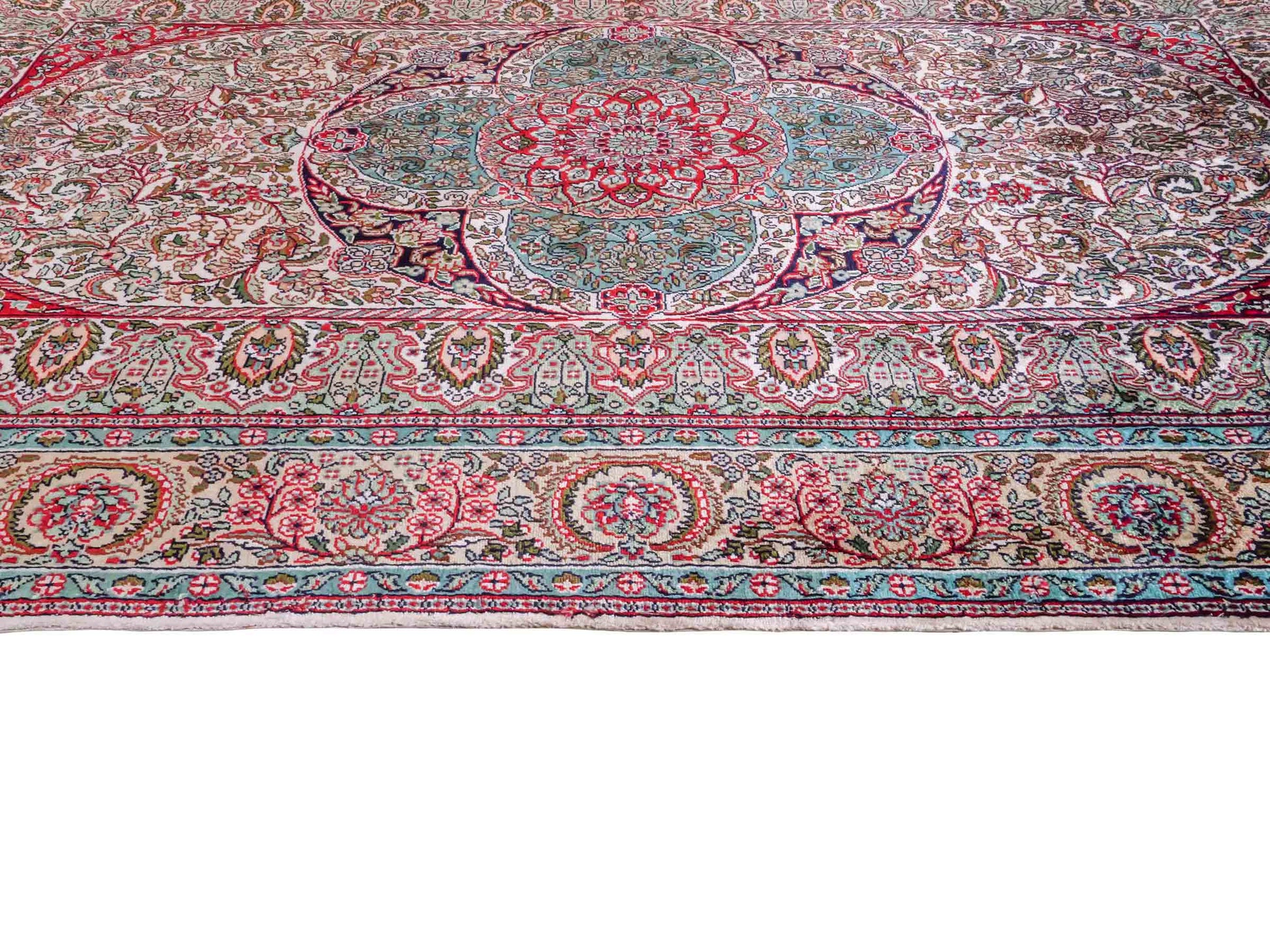 Handgeknüpfter Sino Hereke Seidenteppich von Khademi aus Seide, cremeweiß-mehrfarbig. Chinesischer Teppich mit Medaillon. Orientteppich, von Hand geknüpft in China. Größe: 156 cm x 97 cm. Teppichnummer: SB3-1104. Verkauf durch Jupiter Intl.