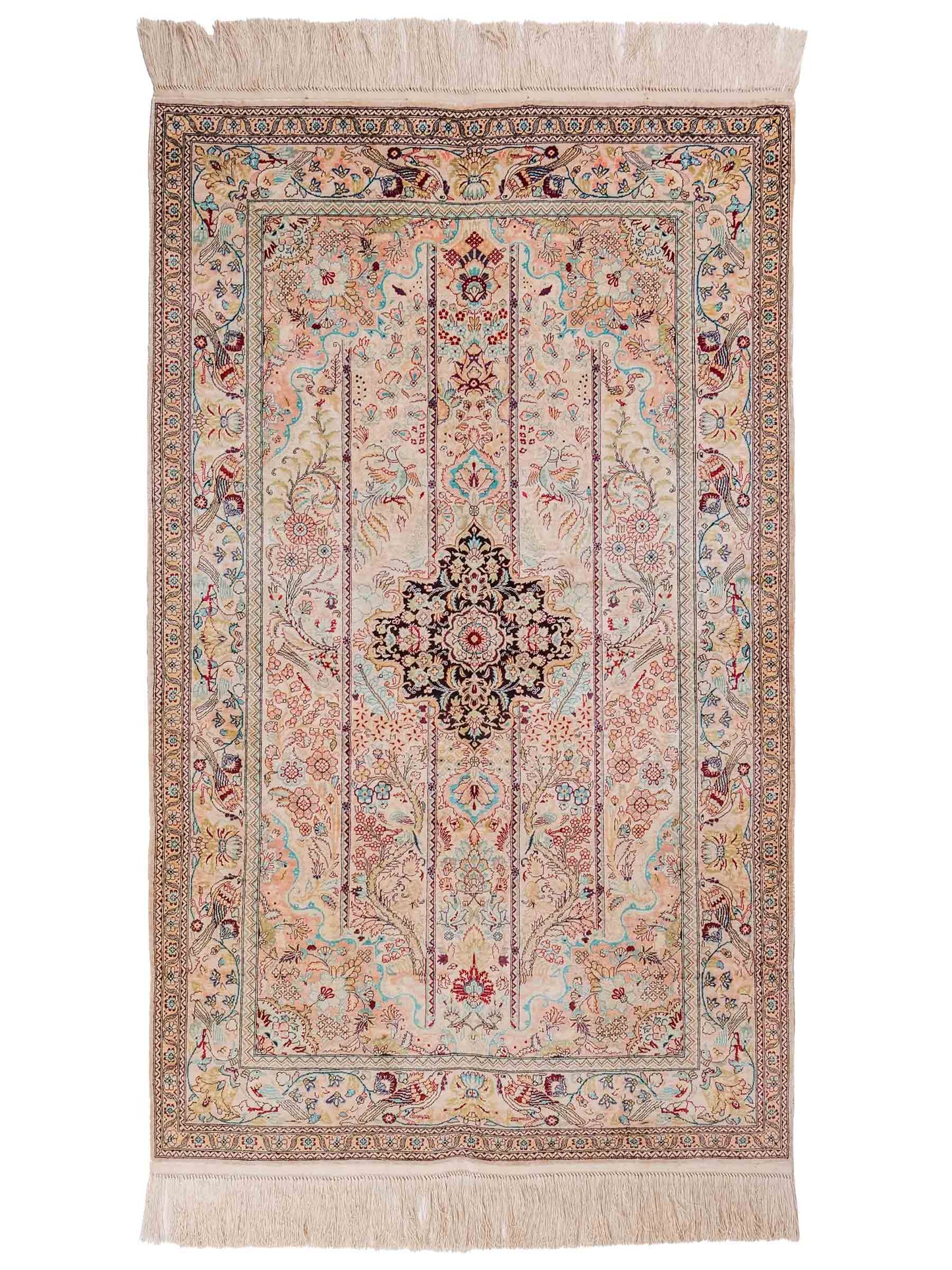 Handgeknüpfter Sino Hereke Seidenteppich von Khademi aus Seide, cremeweiß-mehrfarbig. Chinesischer Teppich mit Medaillon. Orientteppich, von Hand geknüpft in China. Größe: 157 cm x 90 cm. Teppichnummer: SB3-1105. Verkauf durch Jupiter Intl.