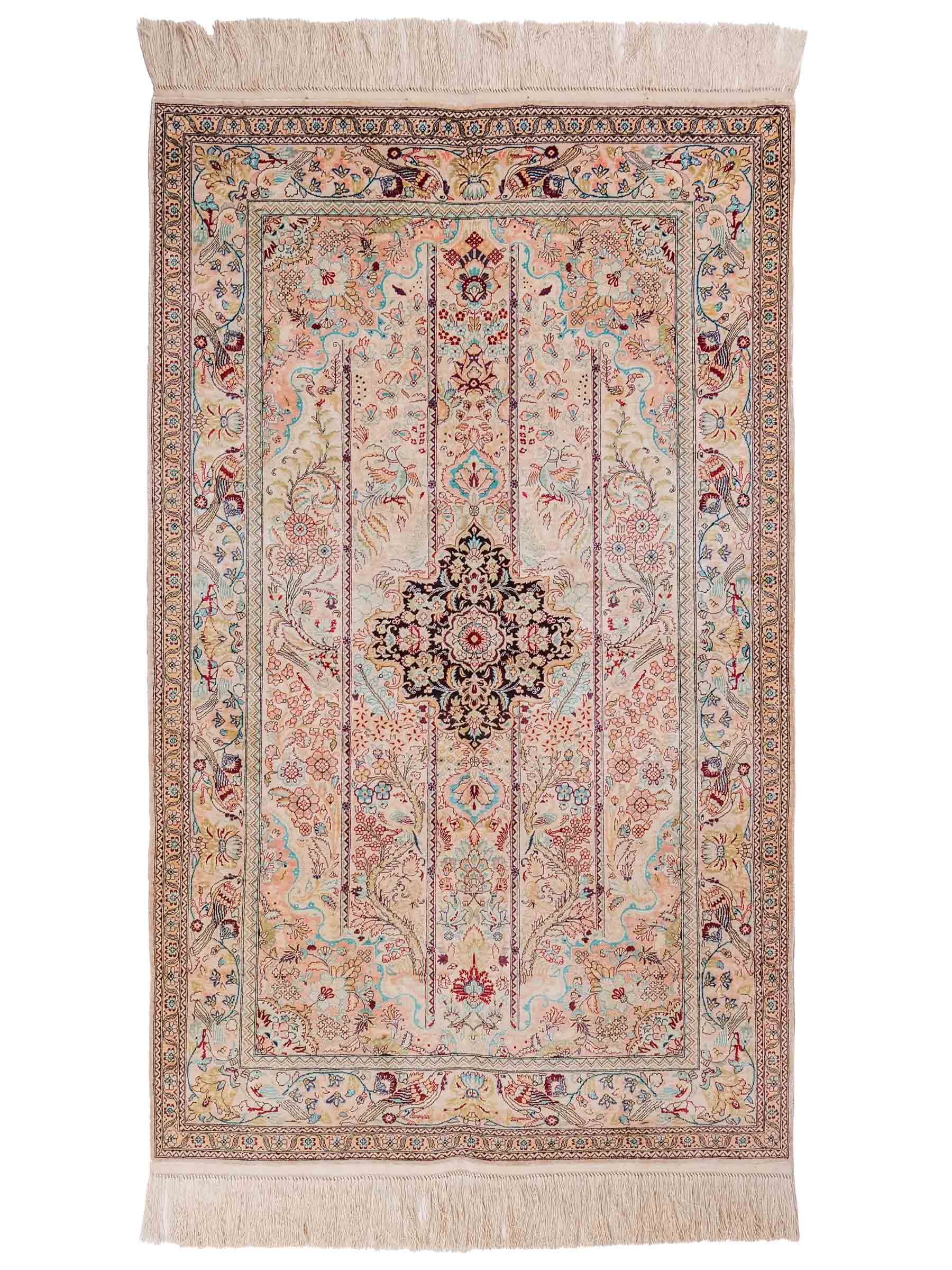 Handgeknüpfter Sino Hereke Seidenteppich von Khademi aus Seide, cremeweiß-mehrfarbig. Chinesischer Teppich mit Medaillon. Orientteppich, von Hand geknüpft in China. Größe: 157 cm x 90 cm. Teppichnummer: SB3-1105. Verkauf durch Jupiter Intl.
